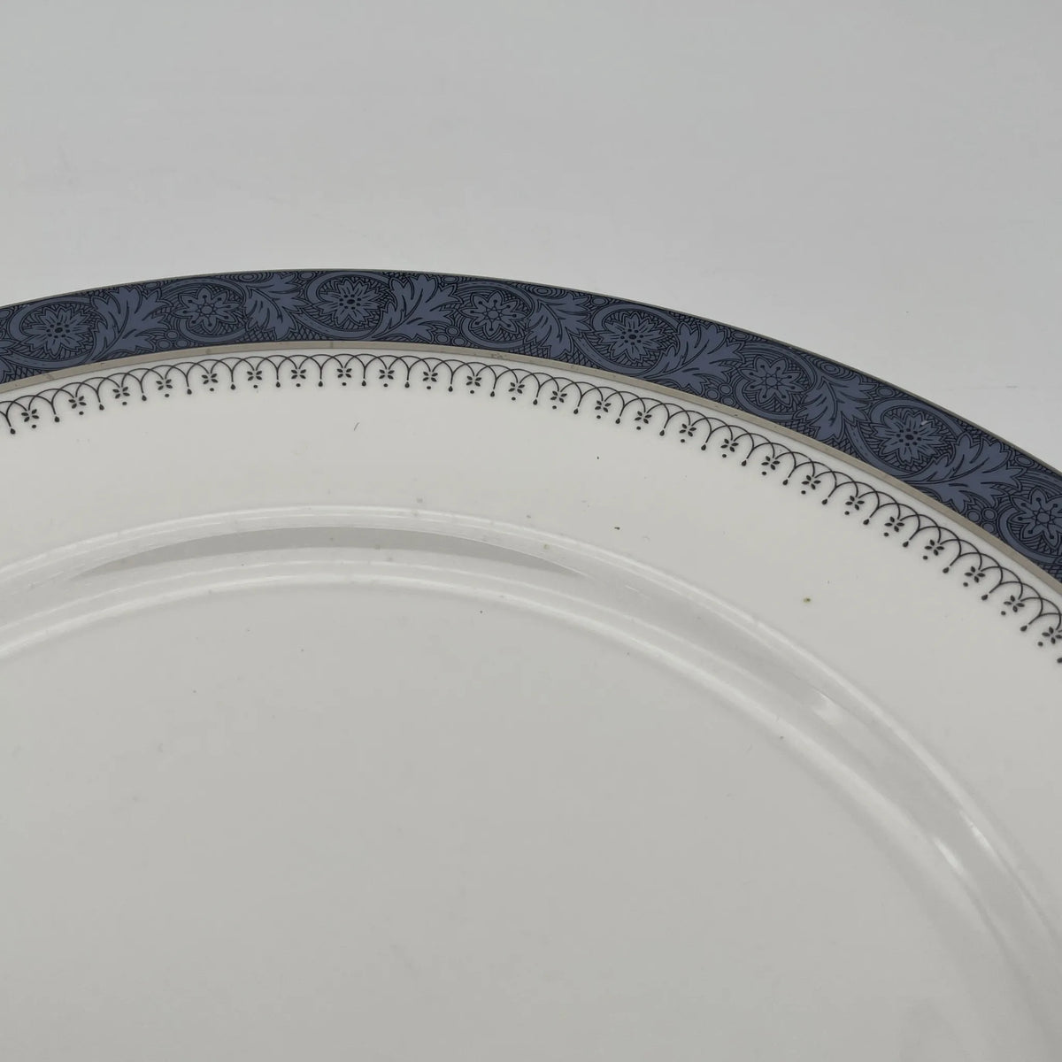 Royal Doulton / Dinner plate (medium plate) / Sherbrooke / 1970-1990s / Fine Bone China / England / Silver, acanthus, blue, Western tableware, dessert plate, pasta plate, curry plate / [Vintage]