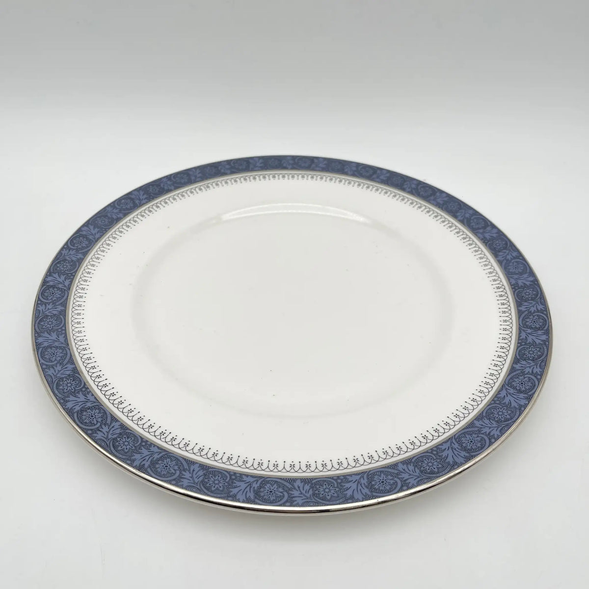 Royal Doulton / Dinner plate (medium plate) / Sherbrooke / 1970-1990s / Fine Bone China / England / Silver, acanthus, blue, Western tableware, dessert plate, pasta plate, curry plate / [Vintage]