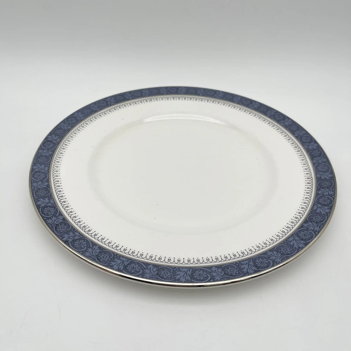 Royal Doulton / Dinner plate (medium plate) / Sherbrooke / 1970-1990s / Fine Bone China / England / Silver, acanthus, blue, Western tableware, dessert plate, pasta plate, curry plate / [Vintage]