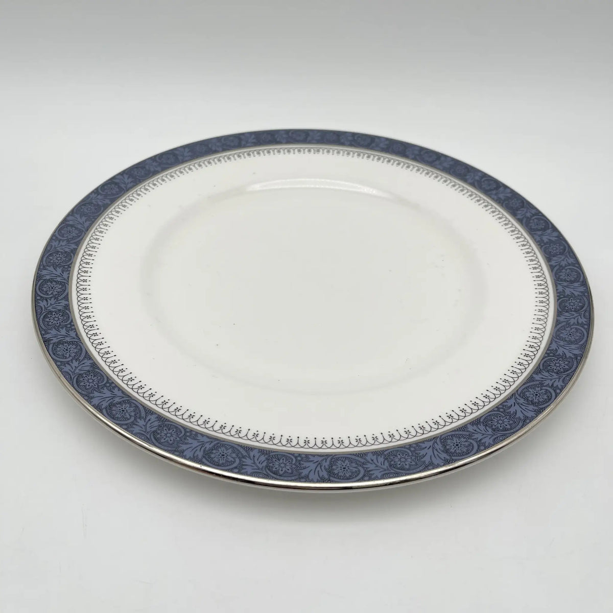 Royal Doulton / Dinner plate (medium plate) / Sherbrooke / 1970-1990s / Fine Bone China / England / Silver, acanthus, blue, Western tableware, dessert plate, pasta plate, curry plate / [Vintage]