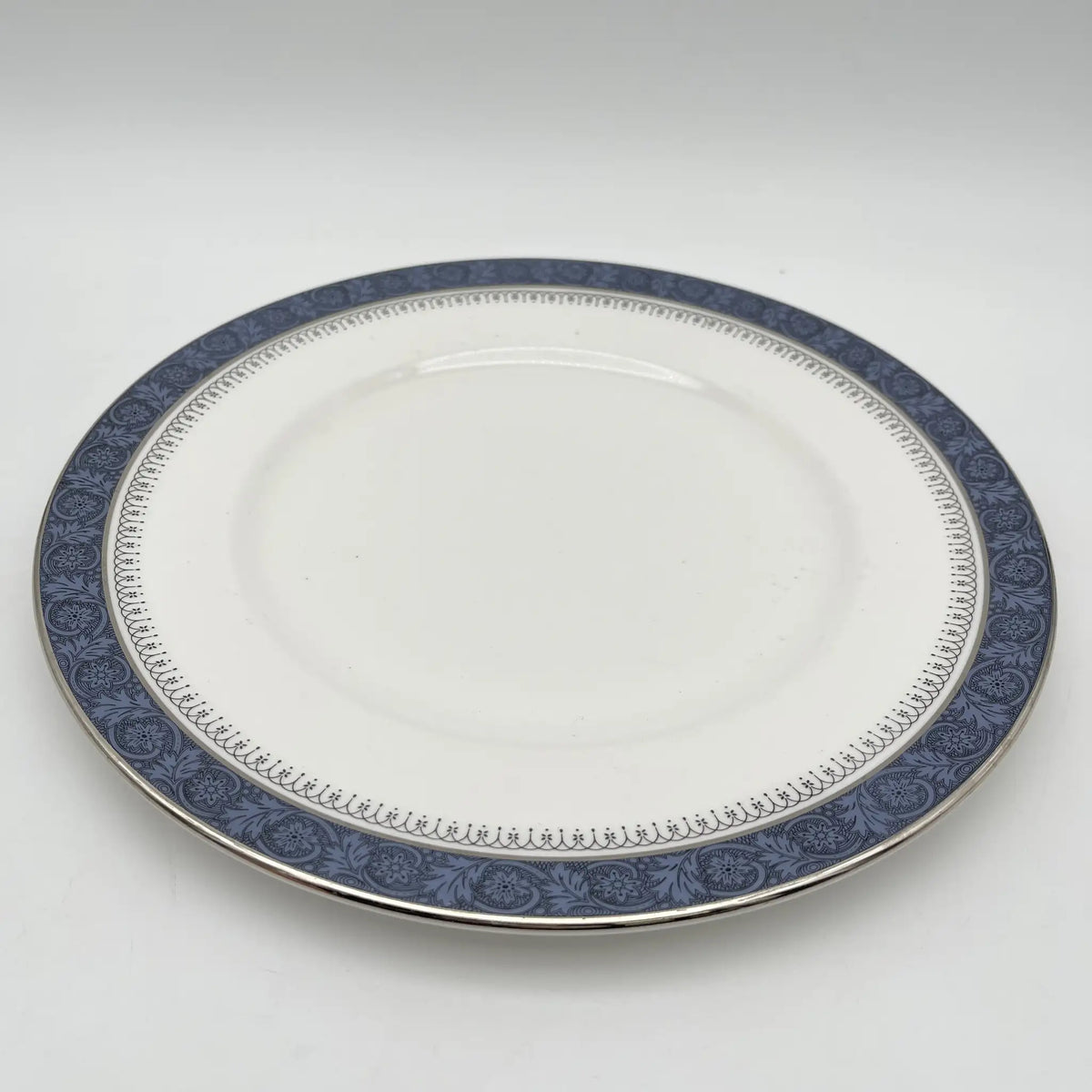 Royal Doulton / Dinner plate (medium plate) / Sherbrooke / 1970-1990s / Fine Bone China / England / Silver, acanthus, blue, Western tableware, dessert plate, pasta plate, curry plate / [Vintage]