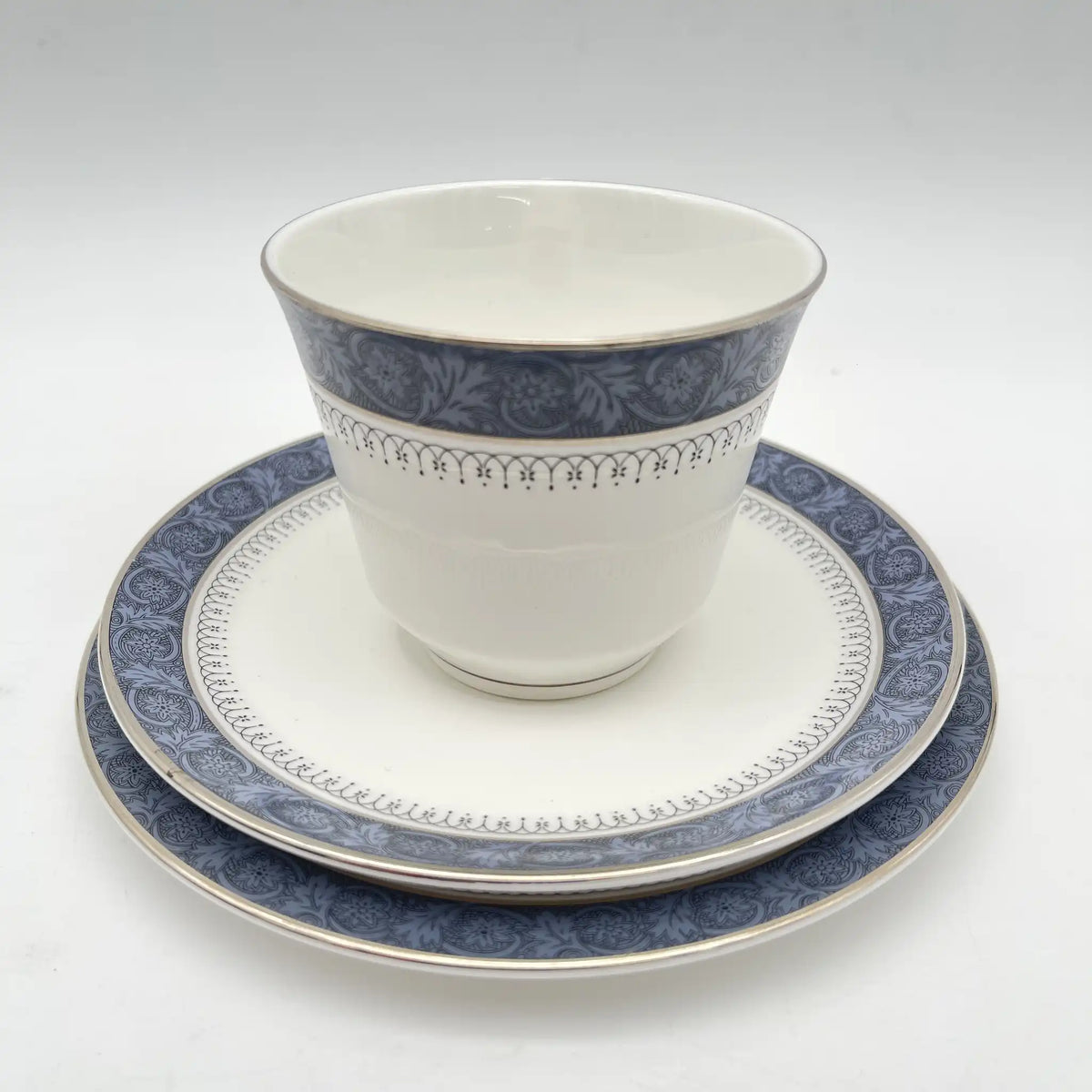 Royal Doulton（皇家道尔顿）/三重奏（c&s +甜点盘）/ Sherbrooke / 1970-1990年代/ Fine Bone China /英国/ 杯和碟，银彩，簕菜，蓝色，西式餐具/[复古]