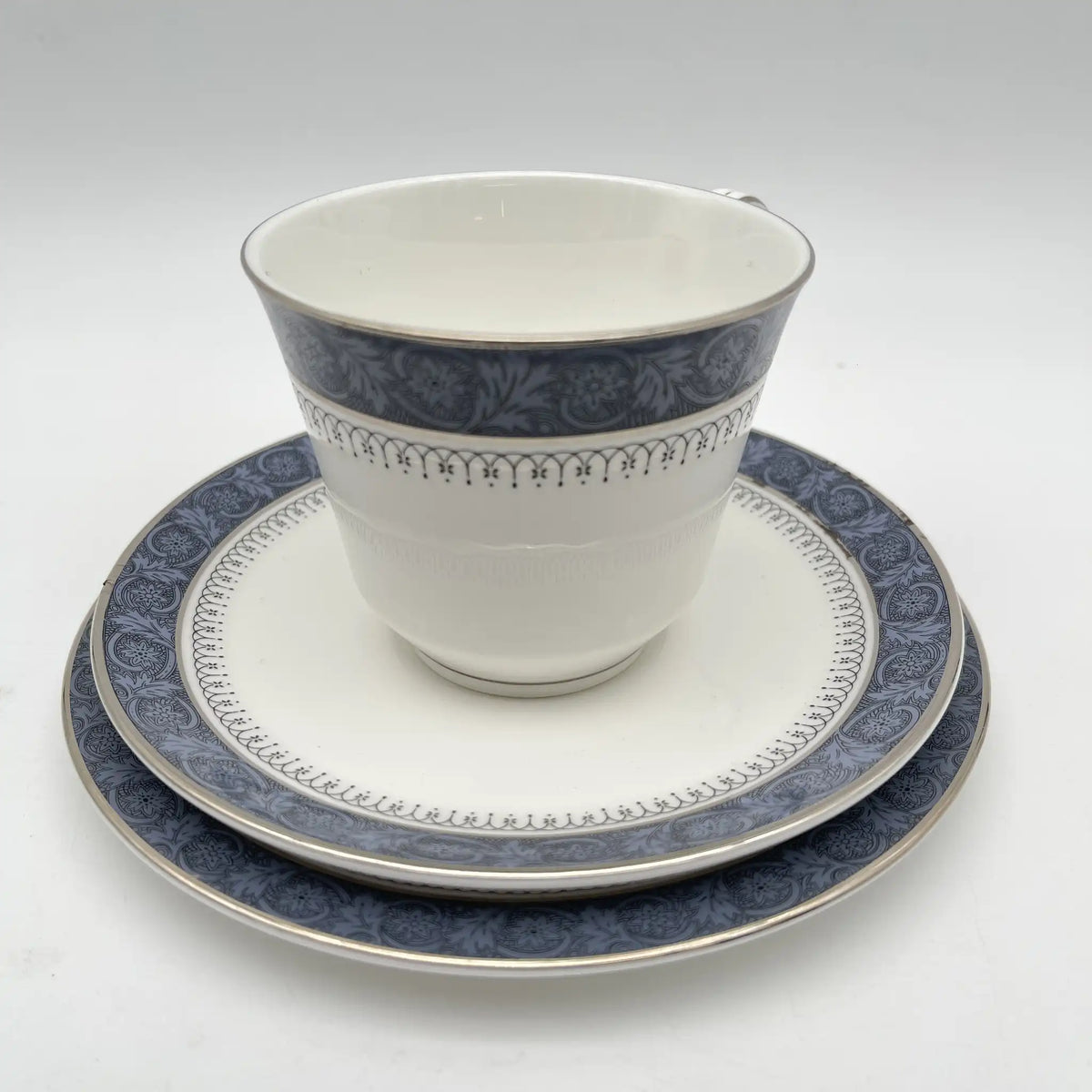 Royal Doulton（皇家道尔顿）/三重奏（c&s +甜点盘）/ Sherbrooke / 1970-1990年代/ Fine Bone China /英国/ 杯和碟，银彩，簕菜，蓝色，西式餐具/[复古]