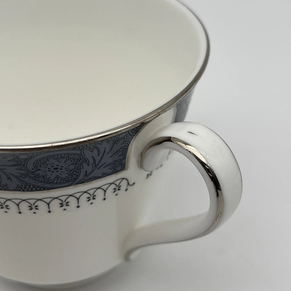 Royal Doulton（皇家道尔顿）/三重奏（c&s +甜点盘）/ Sherbrooke / 1970-1990年代/ Fine Bone China /英国/ 杯和碟，银彩，簕菜，蓝色，西式餐具/[复古]