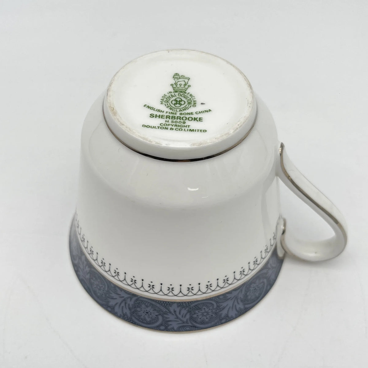 Royal Doulton（皇家道尔顿）/三重奏（c&s +甜点盘）/ Sherbrooke / 1970-1990年代/ Fine Bone China /英国/ 杯和碟，银彩，簕菜，蓝色，西式餐具/[复古]