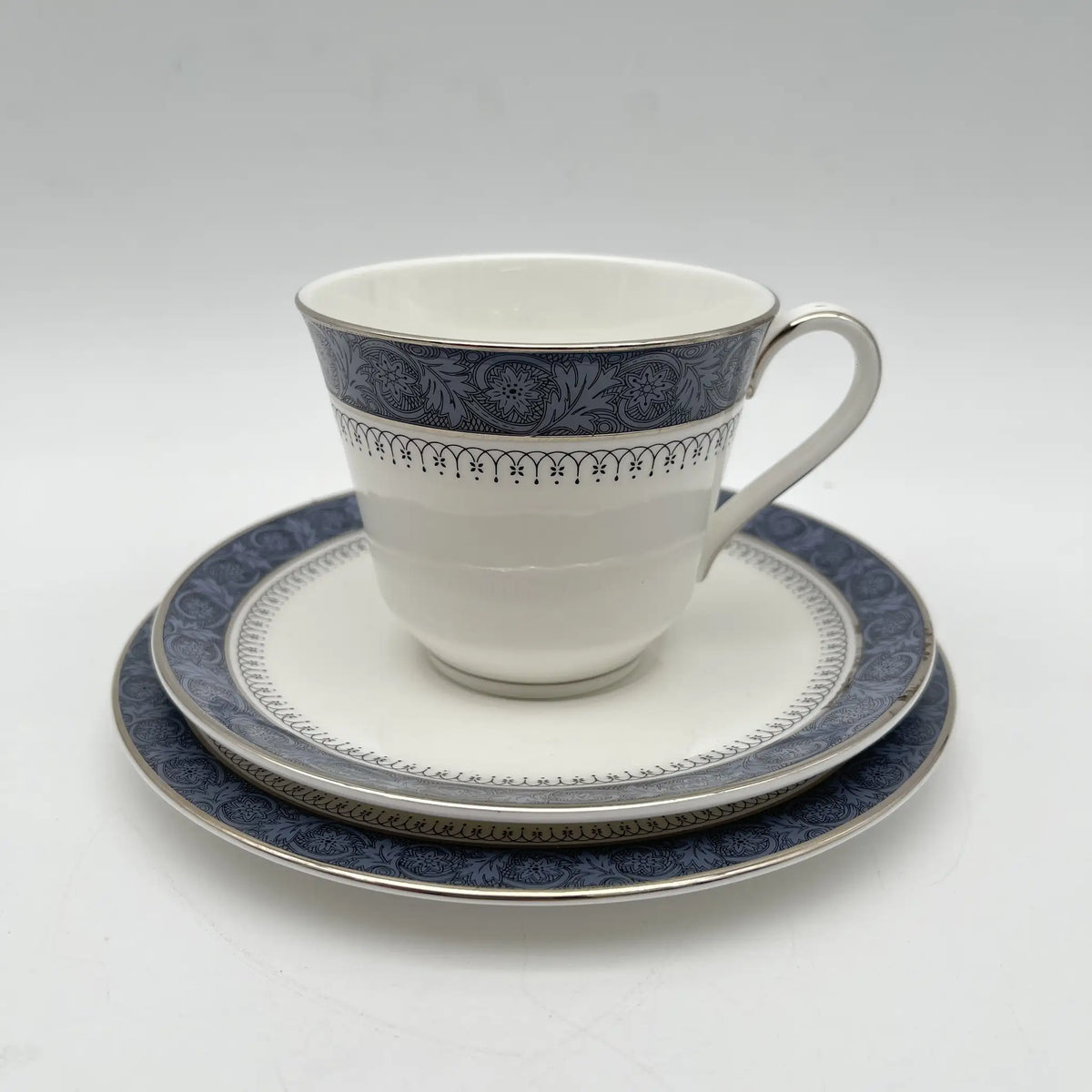 Royal Doulton (ロイヤルドルトン) / トリオ(C&S+デザートプレート) / Sherbrooke / 1970-1990年代 / Fine Bone China / イギリス / カップアンドソーサー,銀彩, アカンサス,ブルー,洋食器 / [ビンテージ]