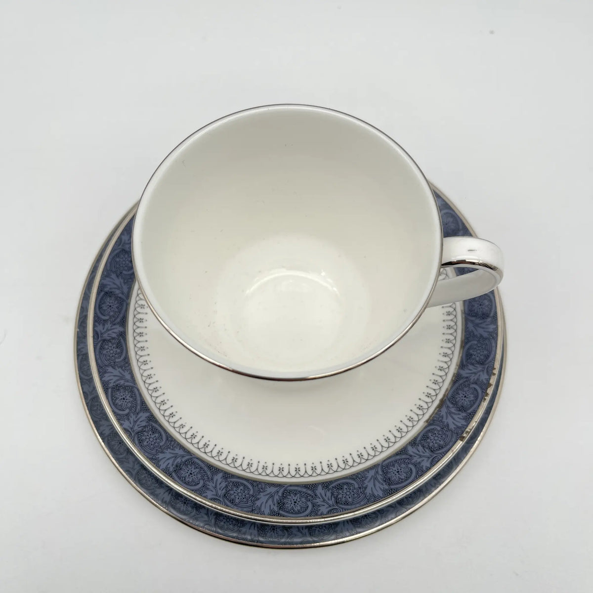 Royal Doulton（皇家道尔顿）/三重奏（c&s +甜点盘）/ Sherbrooke / 1970-1990年代/ Fine Bone China /英国/ 杯和碟，银彩，簕菜，蓝色，西式餐具/[复古]