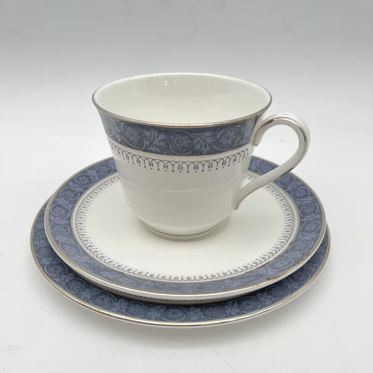 Royal Doulton（皇家道尔顿）/三重奏（c&s +甜点盘）/ Sherbrooke / 1970-1990年代/ Fine Bone China /英国/ 杯和碟，银彩，簕菜，蓝色，西式餐具/[复古]