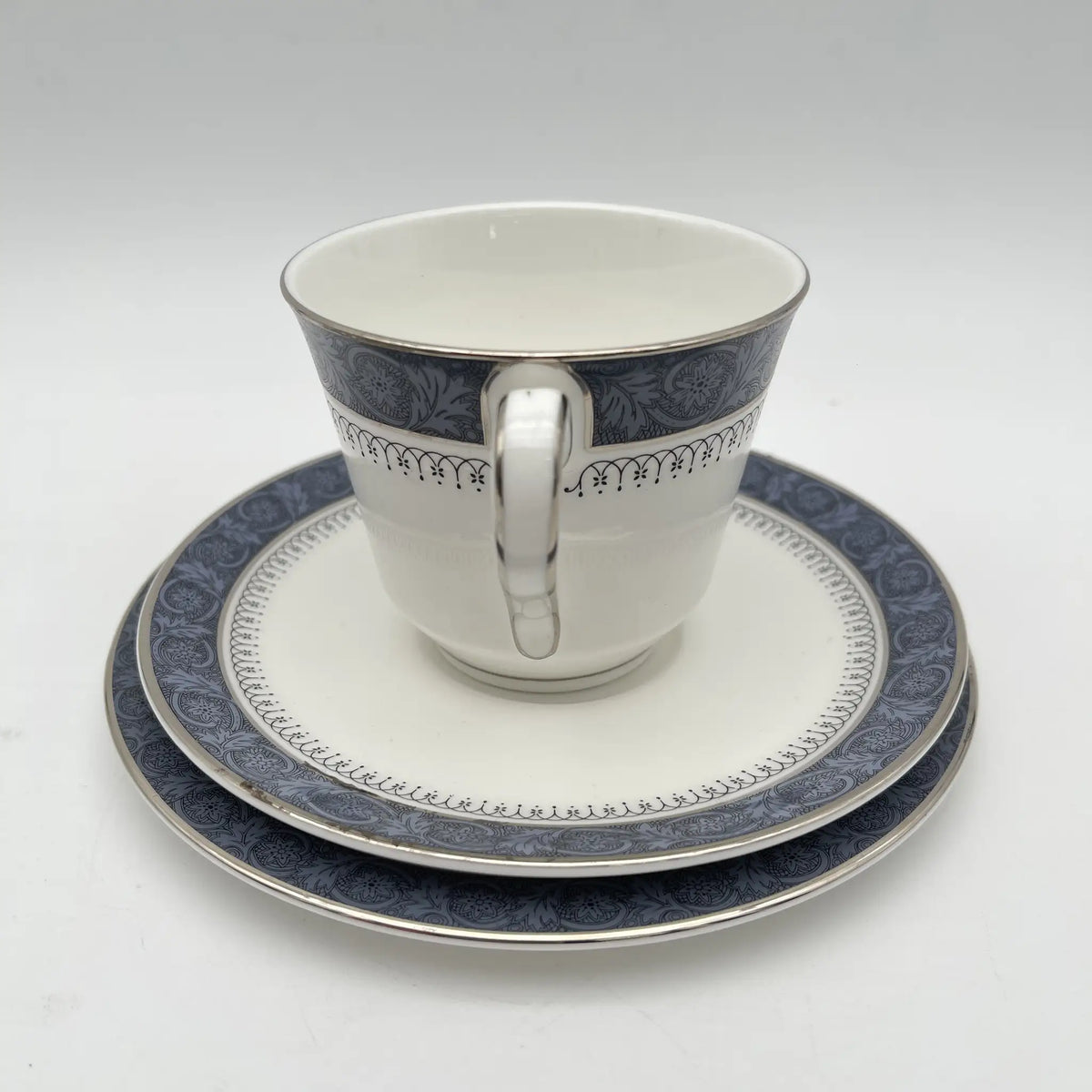 Royal Doulton（皇家道尔顿）/三重奏（c&s +甜点盘）/ Sherbrooke / 1970-1990年代/ Fine Bone China /英国/ 杯和碟，银彩，簕菜，蓝色，西式餐具/[复古]
