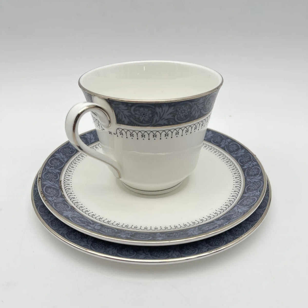 Royal Doulton（皇家道尔顿）/三重奏（c&s +甜点盘）/ Sherbrooke / 1970-1990年代/ Fine Bone China /英国/ 杯和碟，银彩，簕菜，蓝色，西式餐具/[复古]