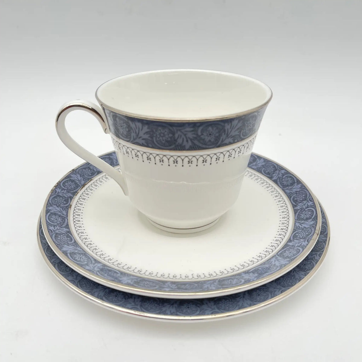 Royal Doulton（皇家道尔顿）/三重奏（c&s +甜点盘）/ Sherbrooke / 1970-1990年代/ Fine Bone China /英国/ 杯和碟，银彩，簕菜，蓝色，西式餐具/[复古]