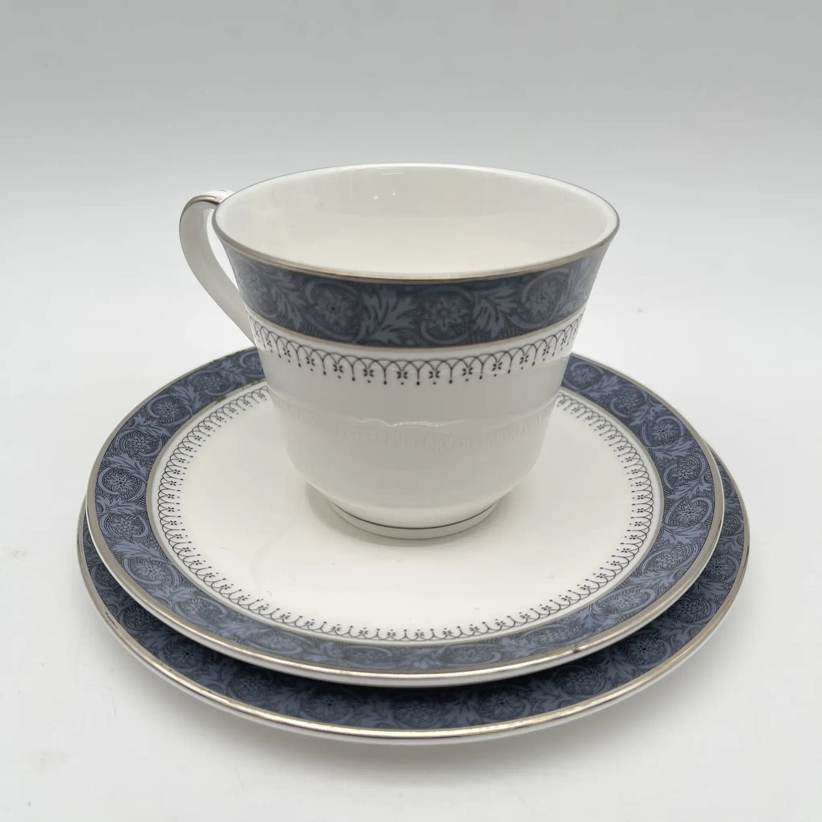 Royal Doulton（皇家道尔顿）/三重奏（c&s +甜点盘）/ Sherbrooke / 1970-1990年代/ Fine Bone China /英国/ 杯和碟，银彩，簕菜，蓝色，西式餐具/[复古]