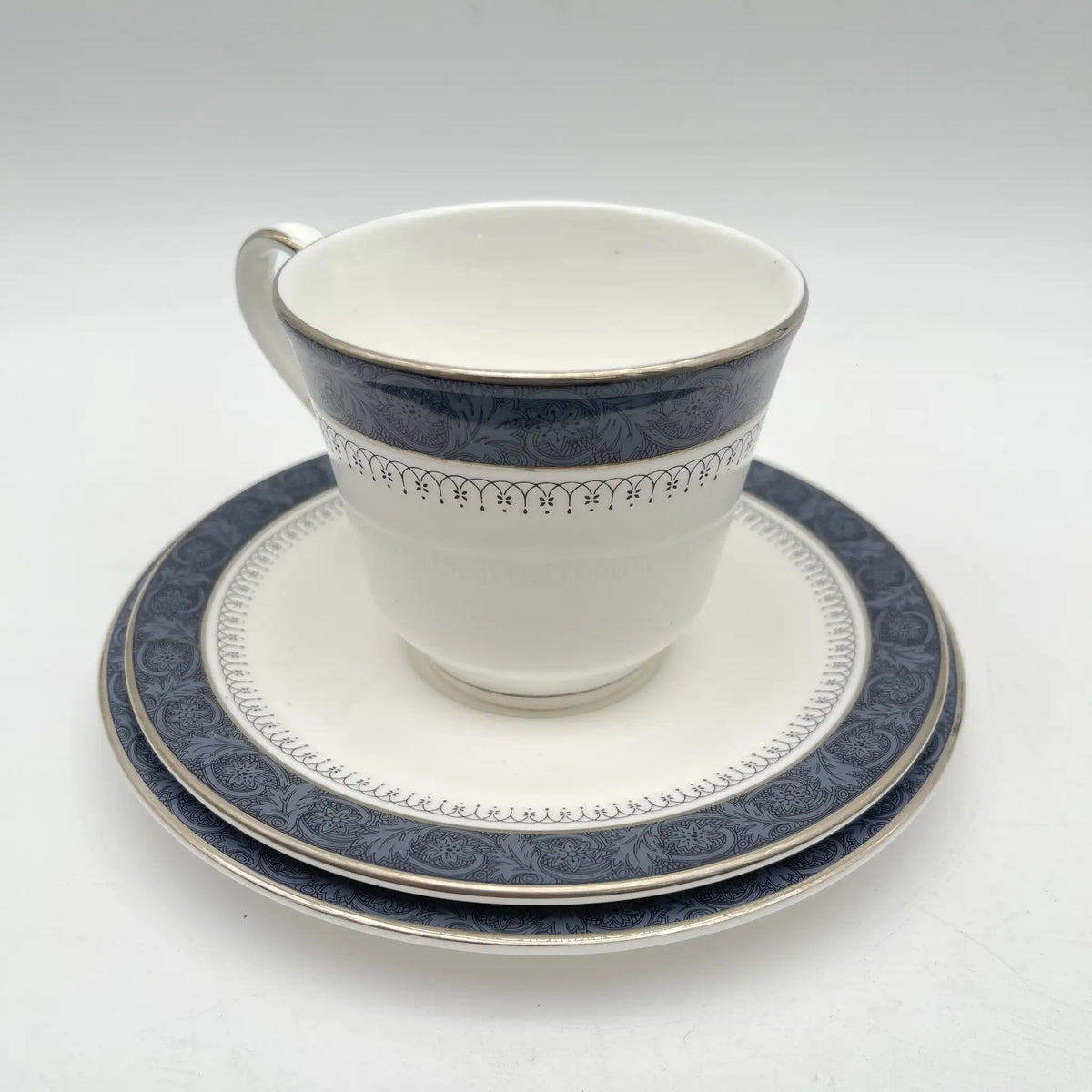 Royal Doulton (ロイヤルドルトン) / トリオ2P+スペアソーサー / Sherbrooke / 1970-1990年代 / Fine Bone China / イギリス / カップアンドソーサー,銀彩, アカンサス,ブルー,洋食器,2点セット / [ビンテージ]