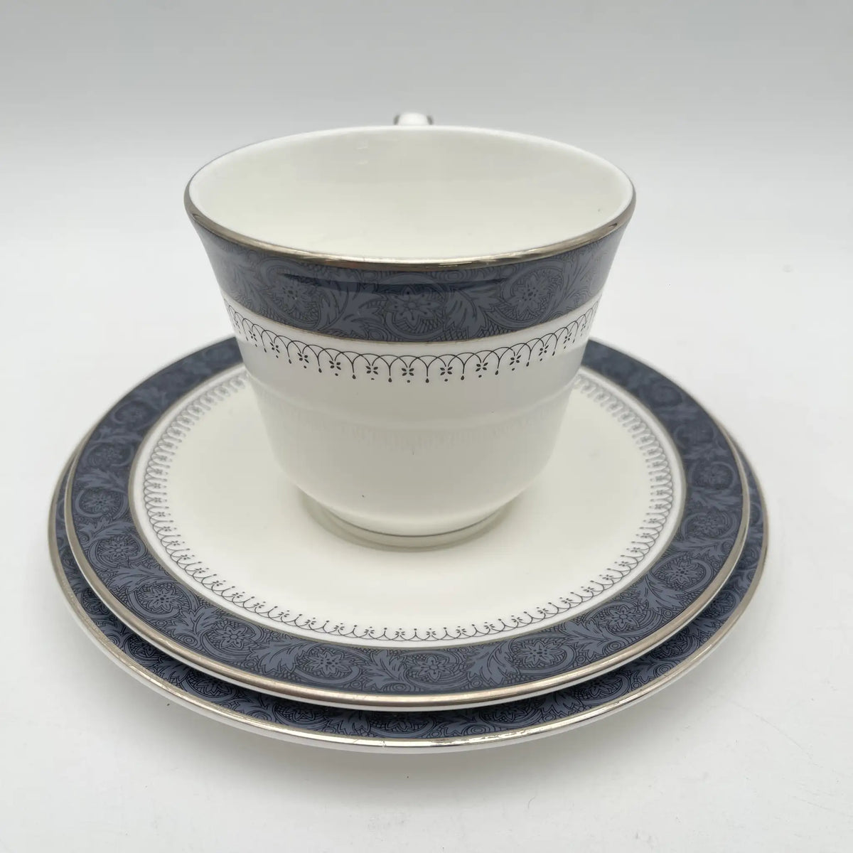 Royal Doulton (ロイヤルドルトン) / トリオ2P+スペアソーサー / Sherbrooke / 1970-1990年代 / Fine Bone China / イギリス / カップアンドソーサー,銀彩, アカンサス,ブルー,洋食器,2点セット / [ビンテージ]