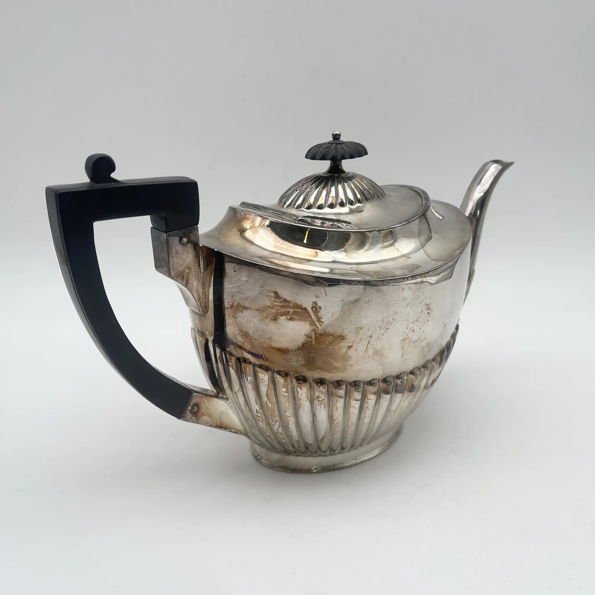 [Antique] Teapot / Estimated early 20C / Silver plate / England / EPBM, fluting