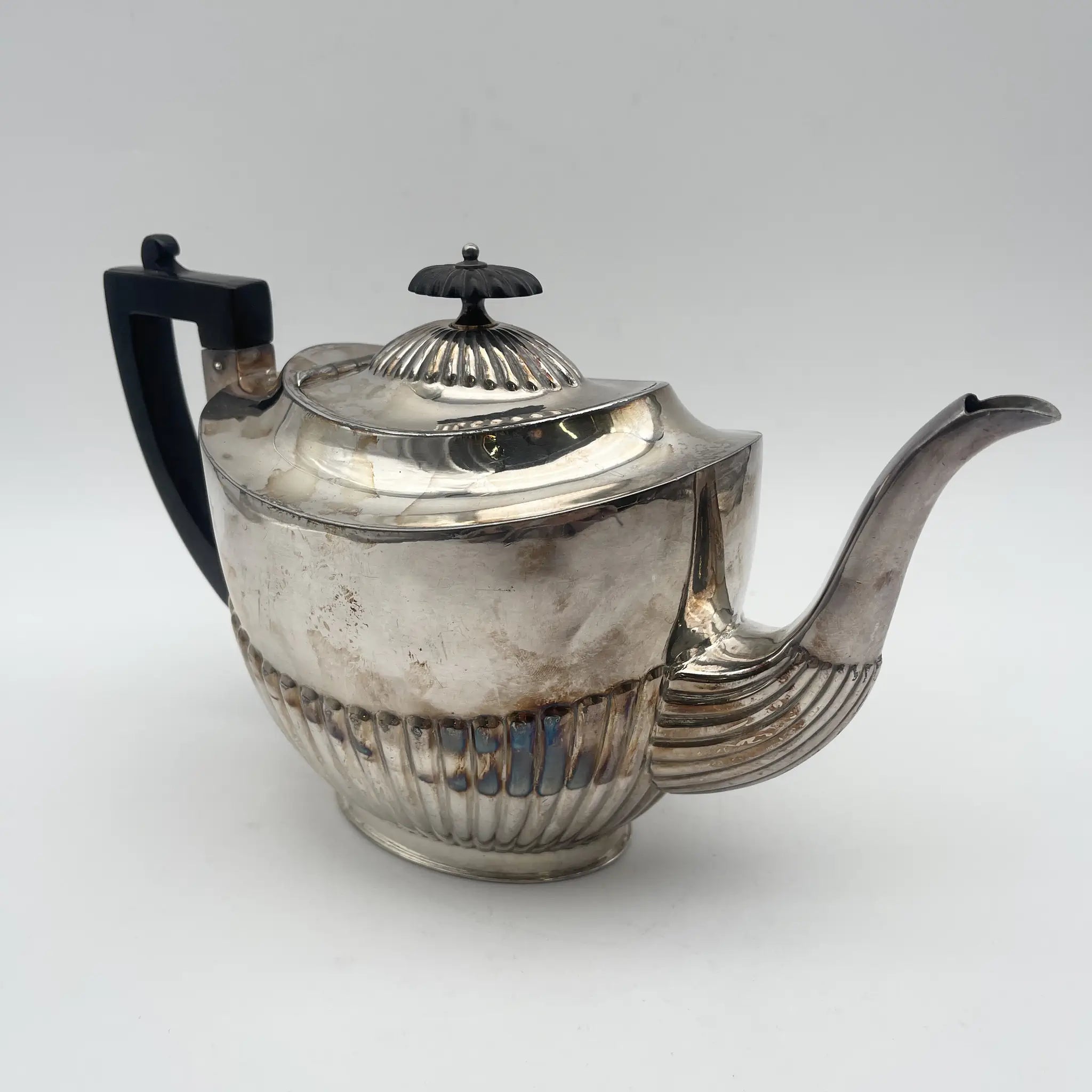 [Antique] Teapot / Estimated early 20C / Silver plate / England / EPBM, fluting