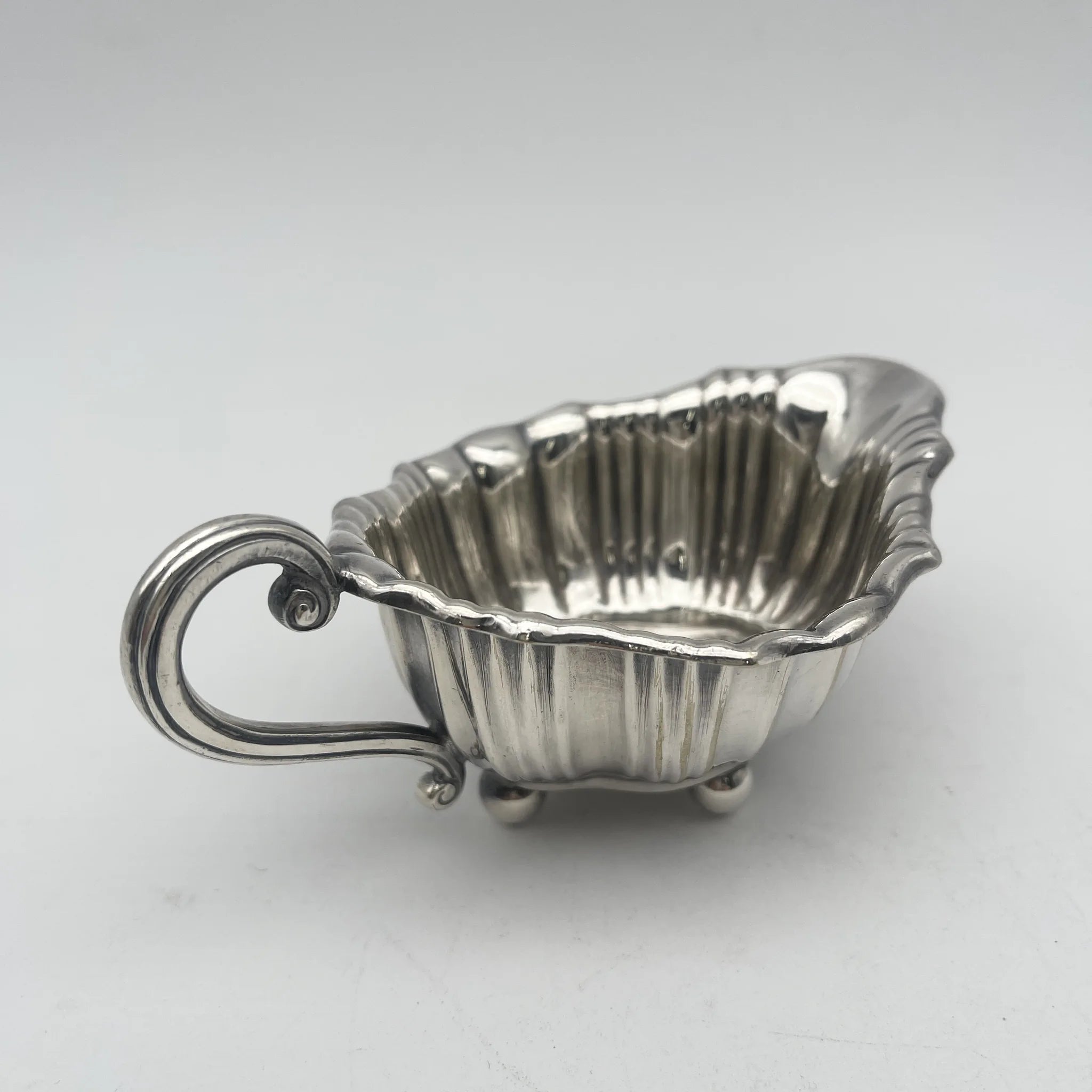 [Antique] Source boat / Daniel & Arter / Estimated early 20C / Silver plate / England / EPNS, scalloped edge, fluting