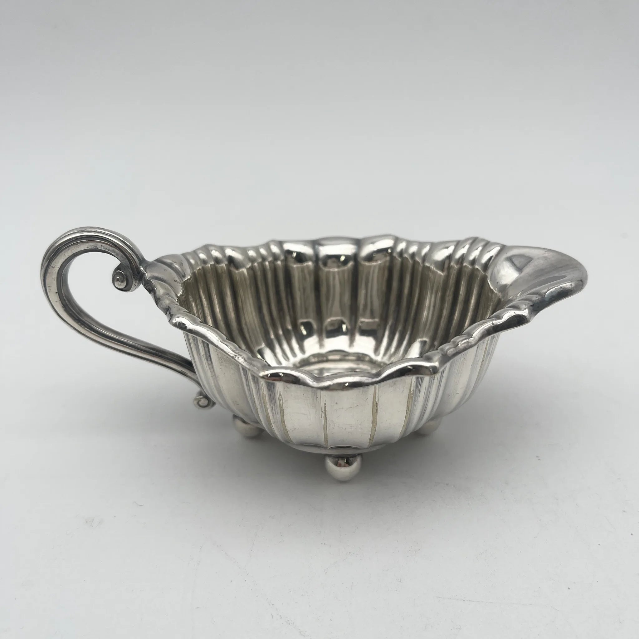 [Antique] Source boat / Daniel & Arter / Estimated early 20C / Silver plate / England / EPNS, scalloped edge, fluting