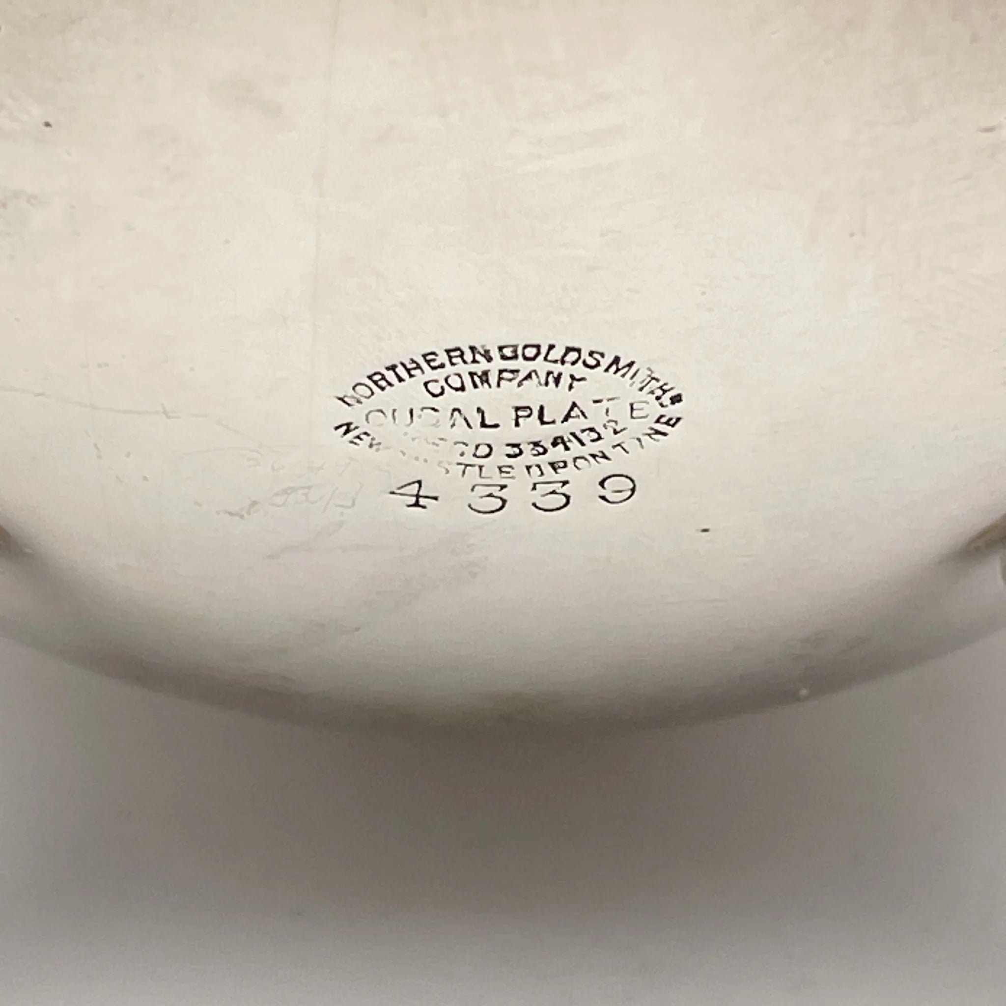 [Antique] Sugar Bowl (Sugar Pot) / Northern Goldsmiths / Ducal Plate / Estimated early 20C / Silver plate / England / Double handle, with legs, scalloped edge