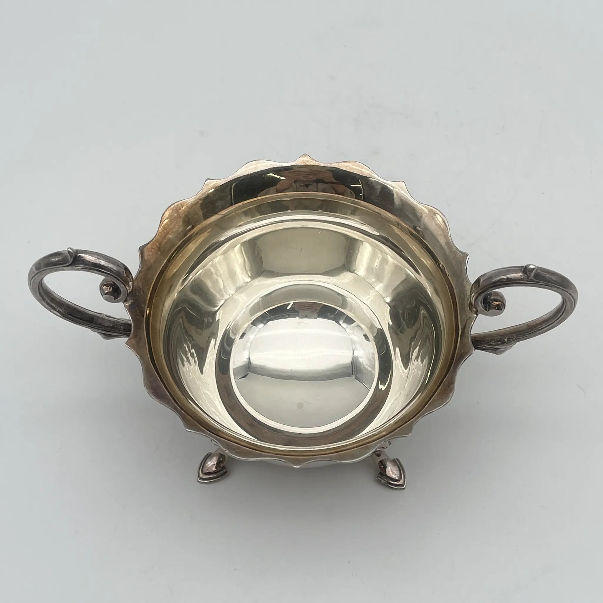 [Antique] Sugar Bowl (Sugar Pot) / Northern Goldsmiths / Ducal Plate / Estimated early 20C / Silver plate / England / Double handle, with legs, scalloped edge