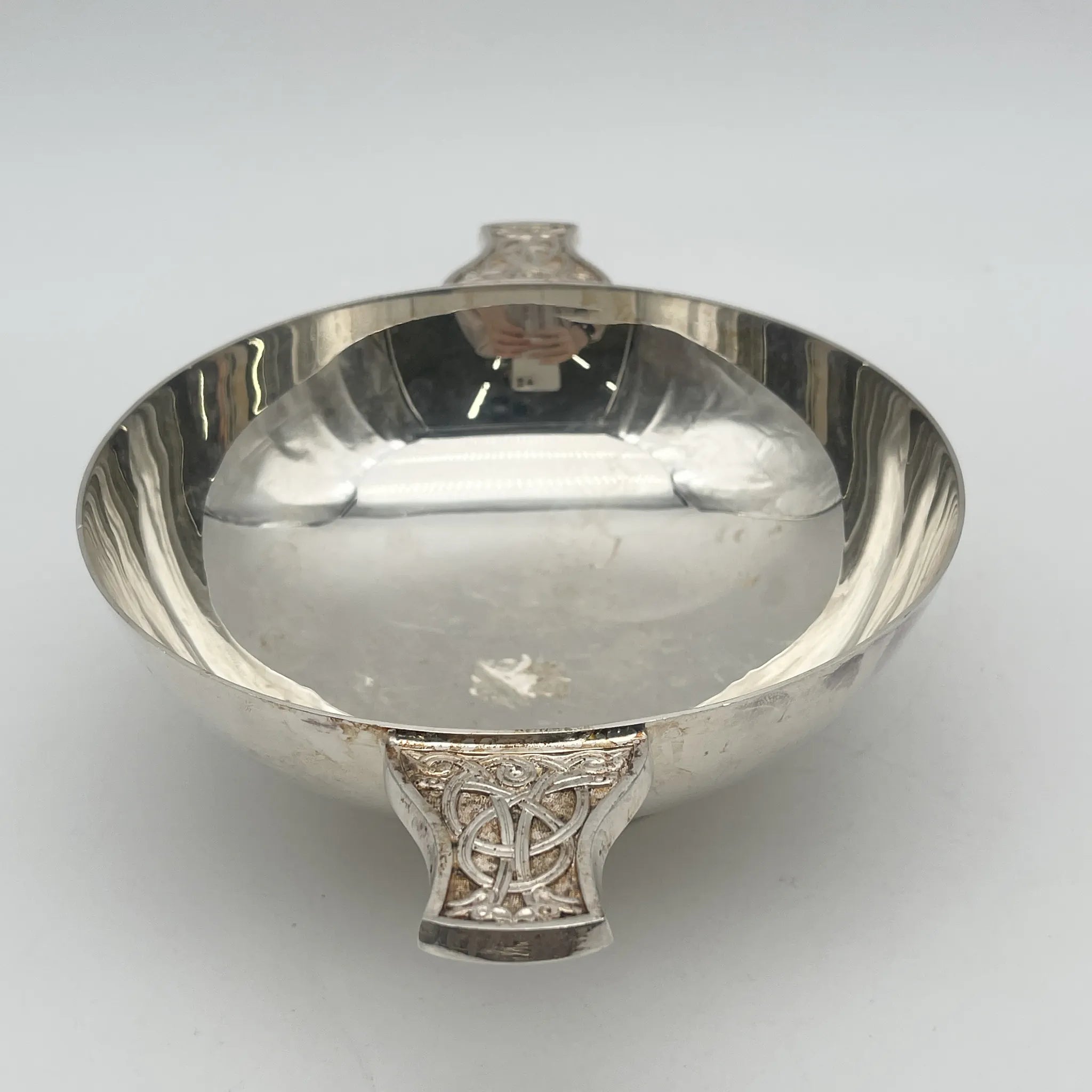 【葡萄酒】Quaich（杯/威士忌杯）/ The Quaich (Quaich) /估计20c中期/银盘/英国/带耳，凯尔特图案