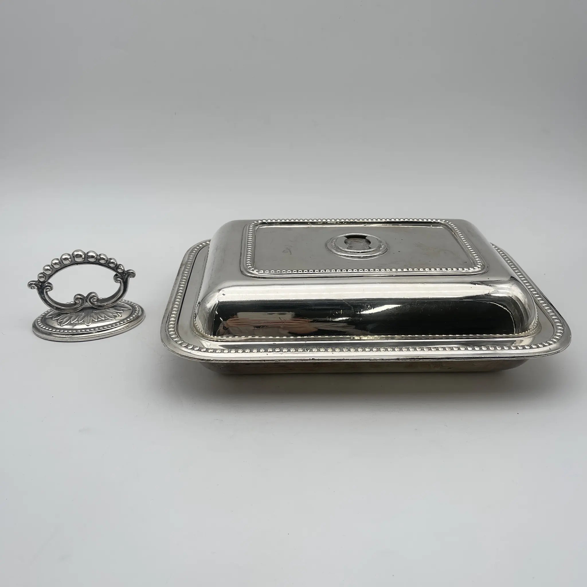 [Antique] Entre dish (large plate with lid) / Estimated early 20C / Silver plate / England / Acanthus, Gadrun, Detachable handle
