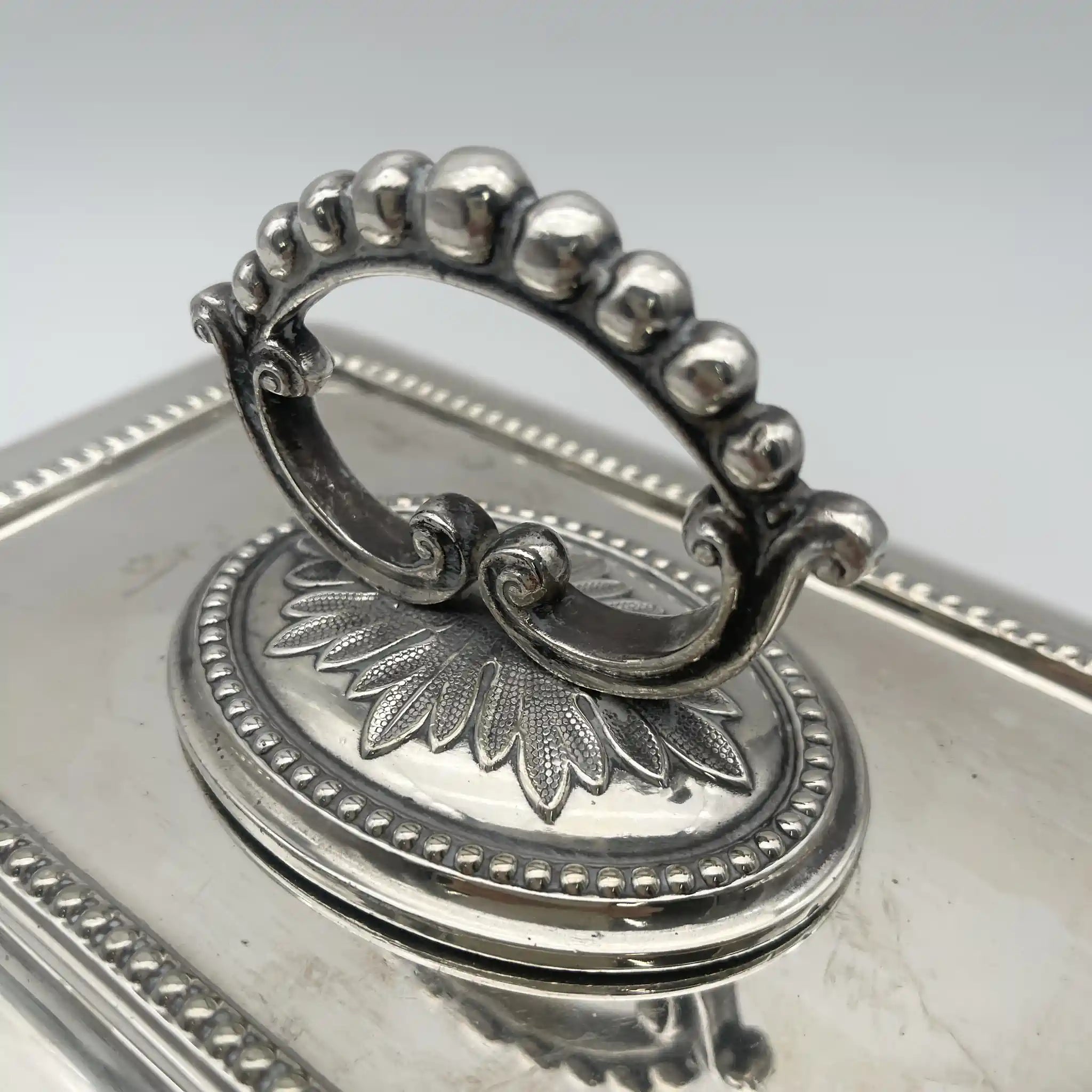 [Antique] Entre dish (large plate with lid) / Estimated early 20C / Silver plate / England / Acanthus, Gadrun, Detachable handle