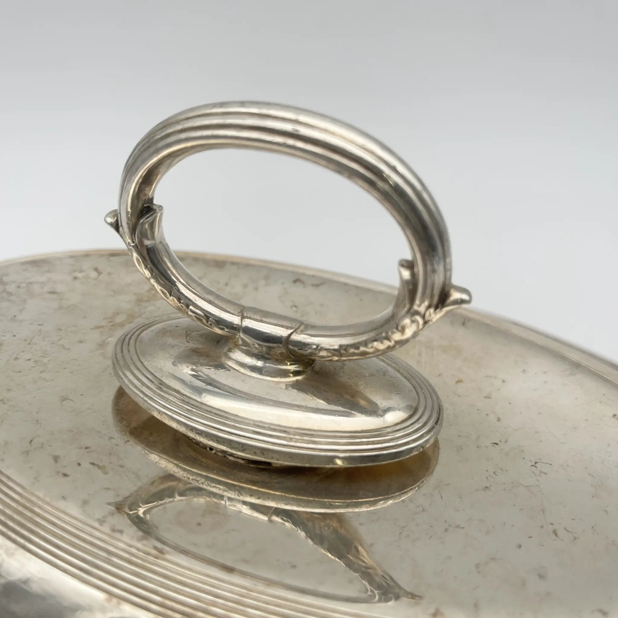 [Antique] Entre dish (platter with lid) / William Hutton & Sons / Estimated early 20C / Silver plate / England / EPBM, removable handle