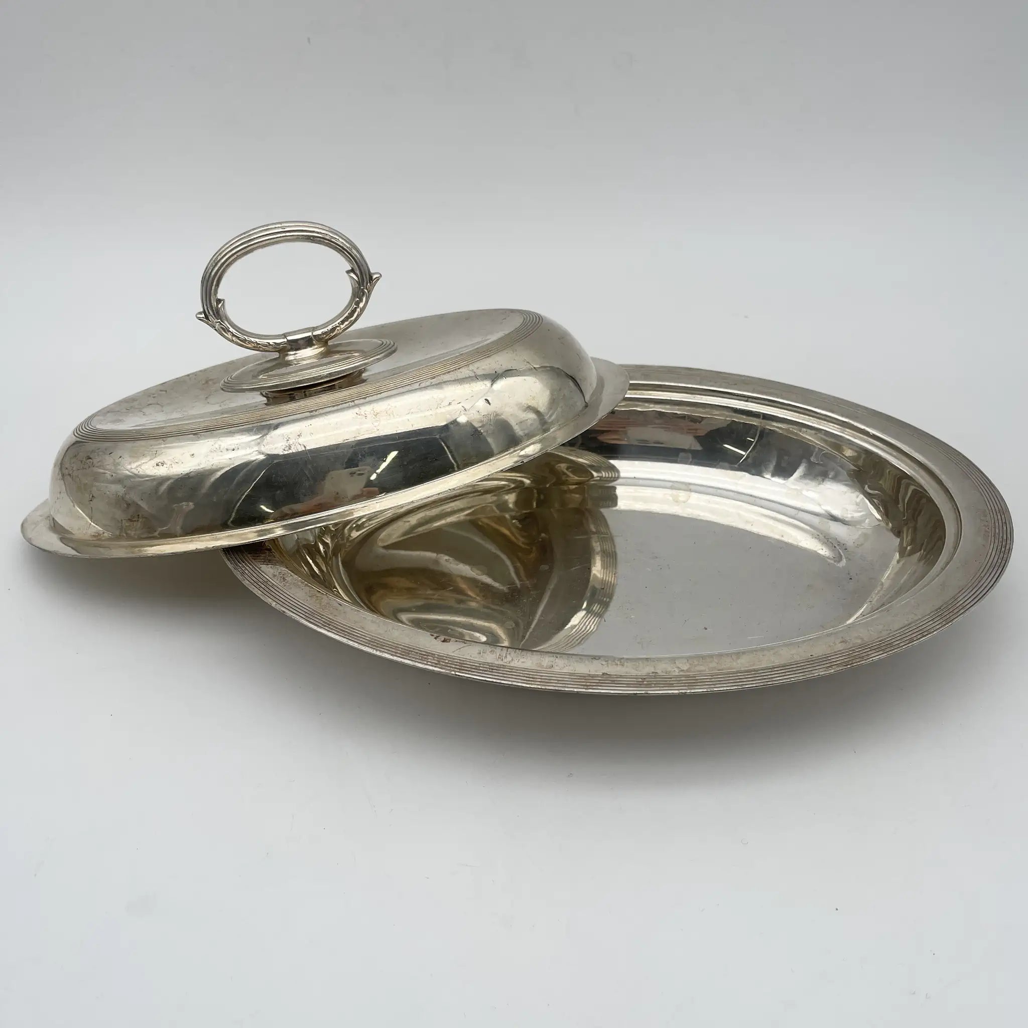 [Antique] Entre dish (platter with lid) / William Hutton & Sons / Estimated early 20C / Silver plate / England / EPBM, removable handle