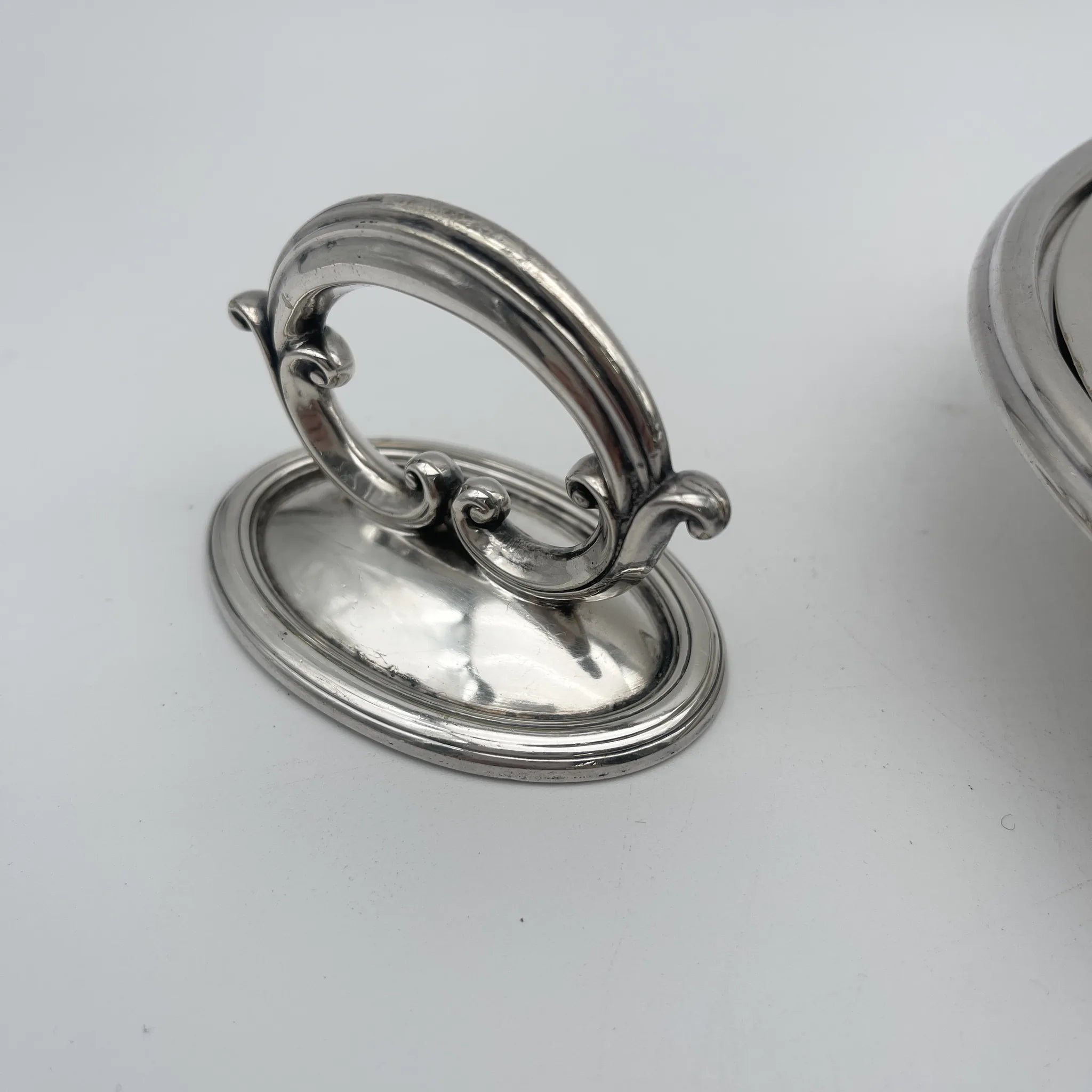 [Antique] Entre dish (platter with lid) / 1894 / Silver plate / England / Acanthus, removable handle