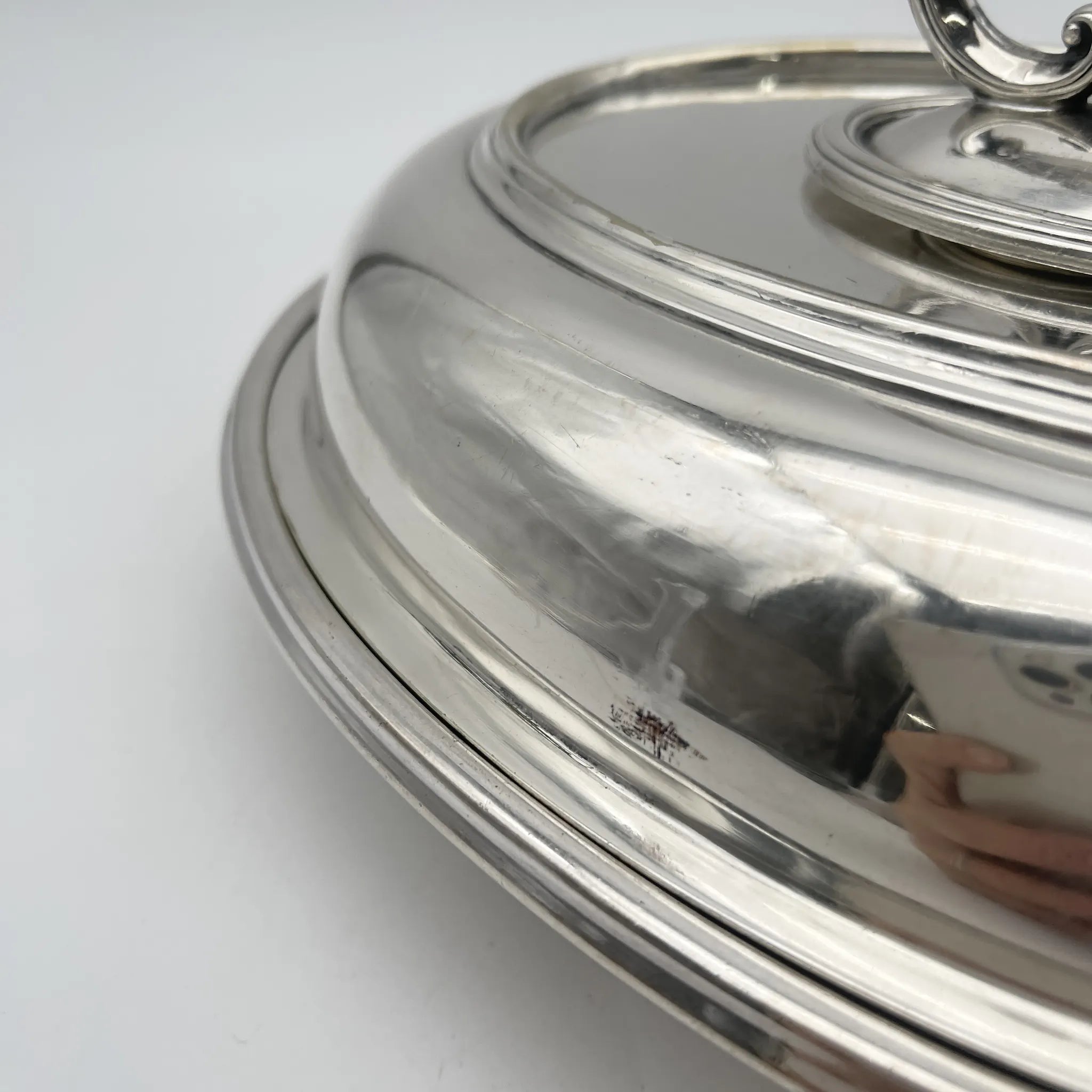 [Antique] Entre dish (platter with lid) / 1894 / Silver plate / England / Acanthus, removable handle