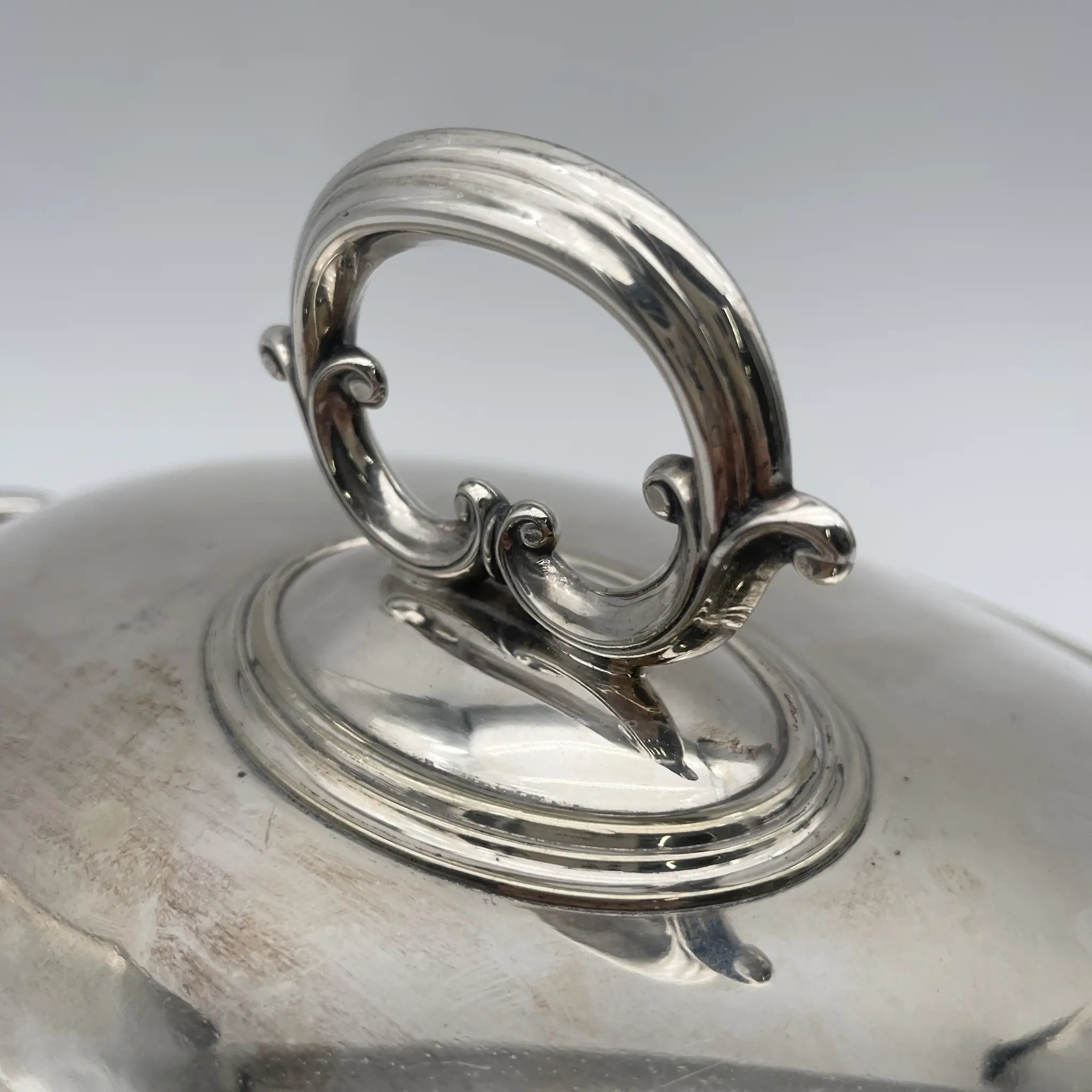 [Antique] Entre dish (large plate with lid) / Estimated early 20C / Silver plate / England / EPNS, removable handle