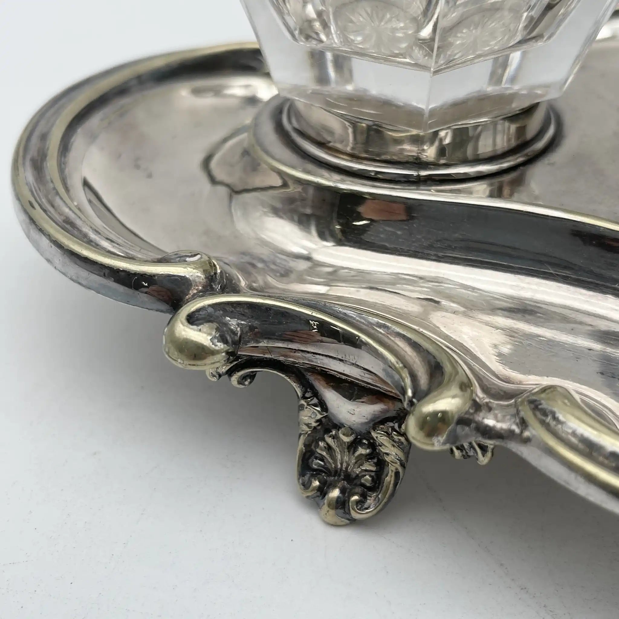 [Antique] Inkstand / Estimated early 20C / Silver plate / England / Ink well with 2P, with legs, acanthus
