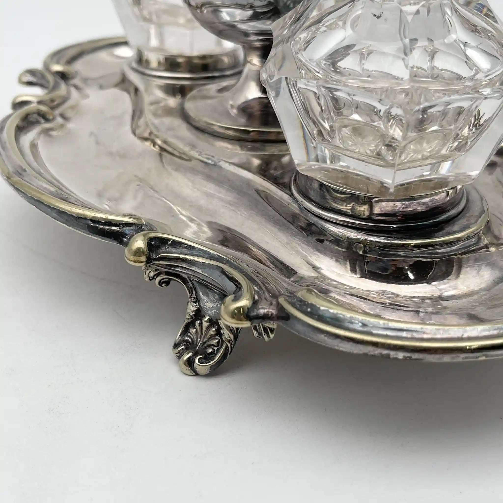 [Antique] Inkstand / Estimated early 20C / Silver plate / England / Ink well with 2P, with legs, acanthus