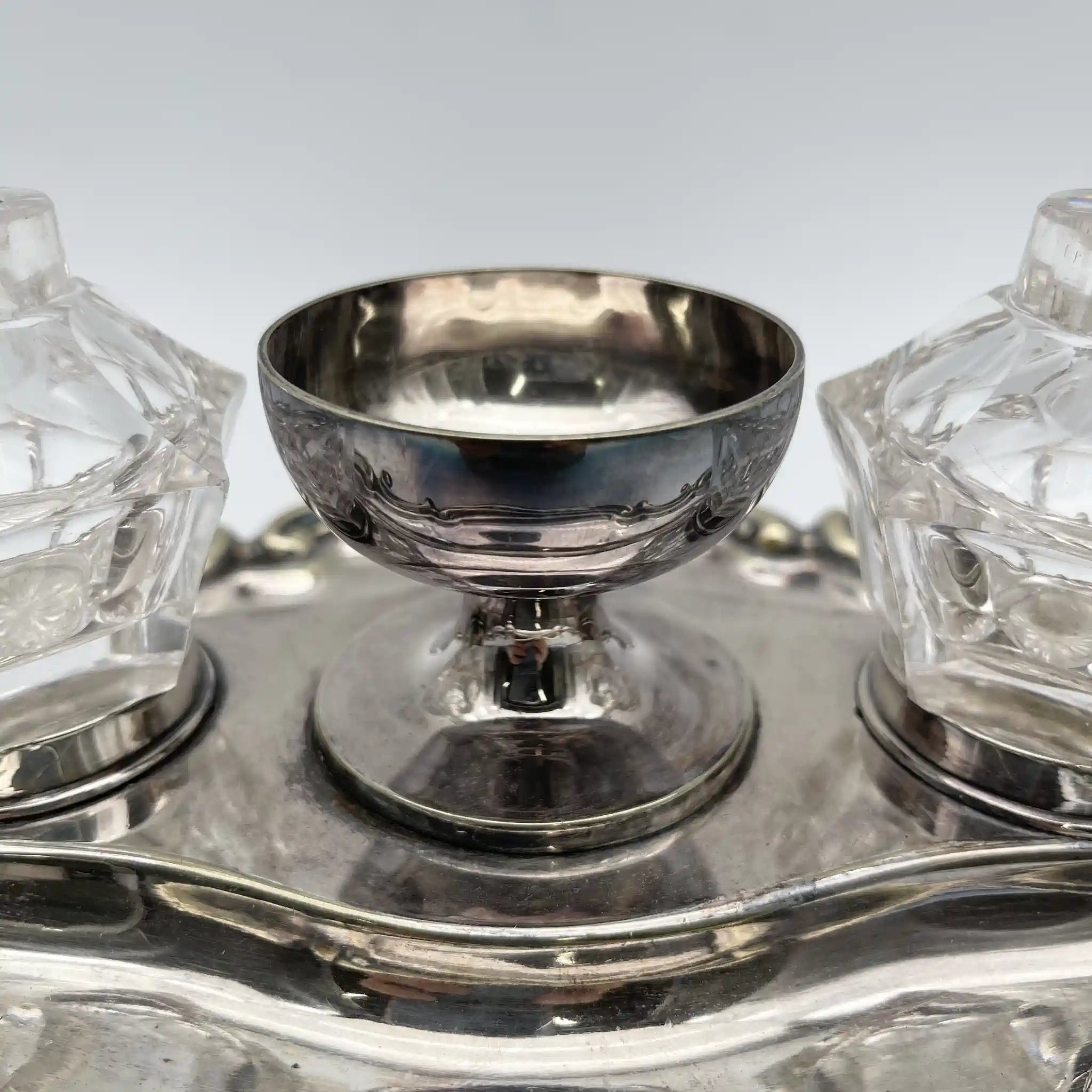 [Antique] Inkstand / Estimated early 20C / Silver plate / England / Ink well with 2P, with legs, acanthus