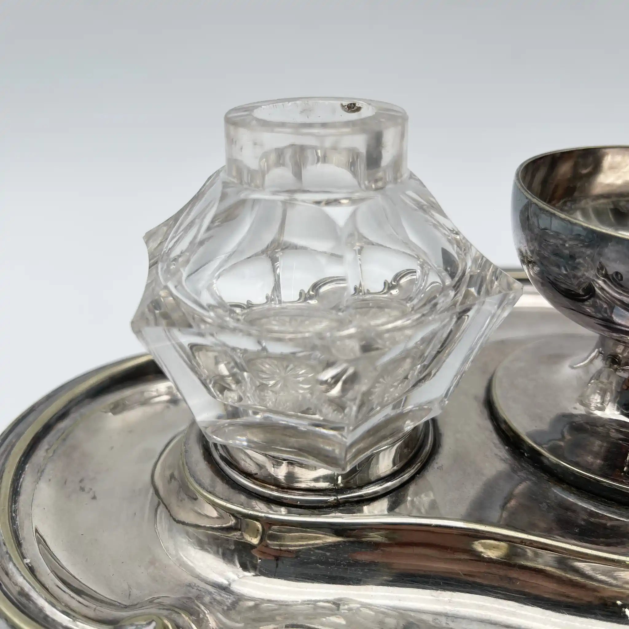[Antique] Inkstand / Estimated early 20C / Silver plate / England / Ink well with 2P, with legs, acanthus