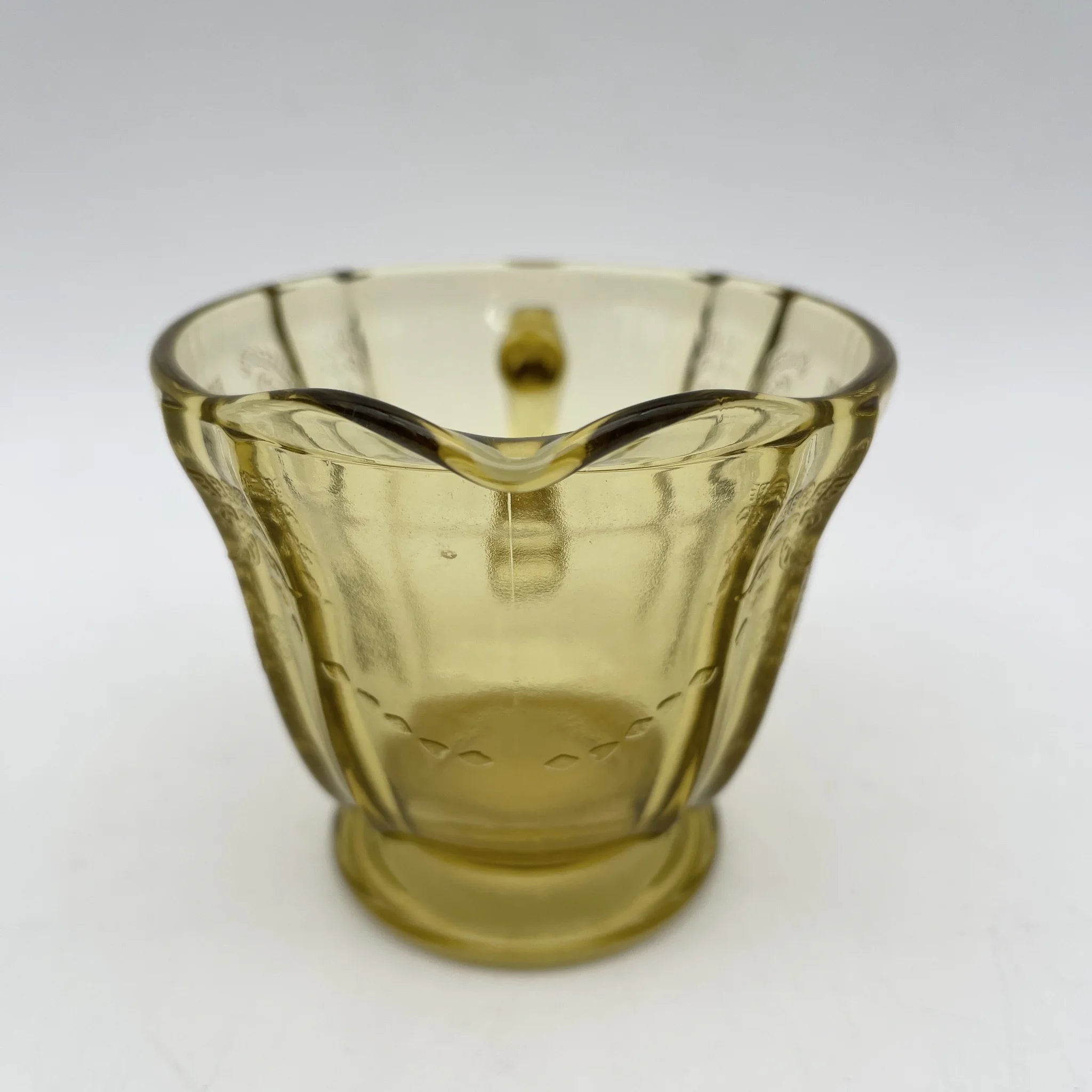 [Vintage] Creamer (milk pitcher) / Federal Glass / Madrid / Recollection / 1976 / Glass / America / Depression glass, embossed molding, amber