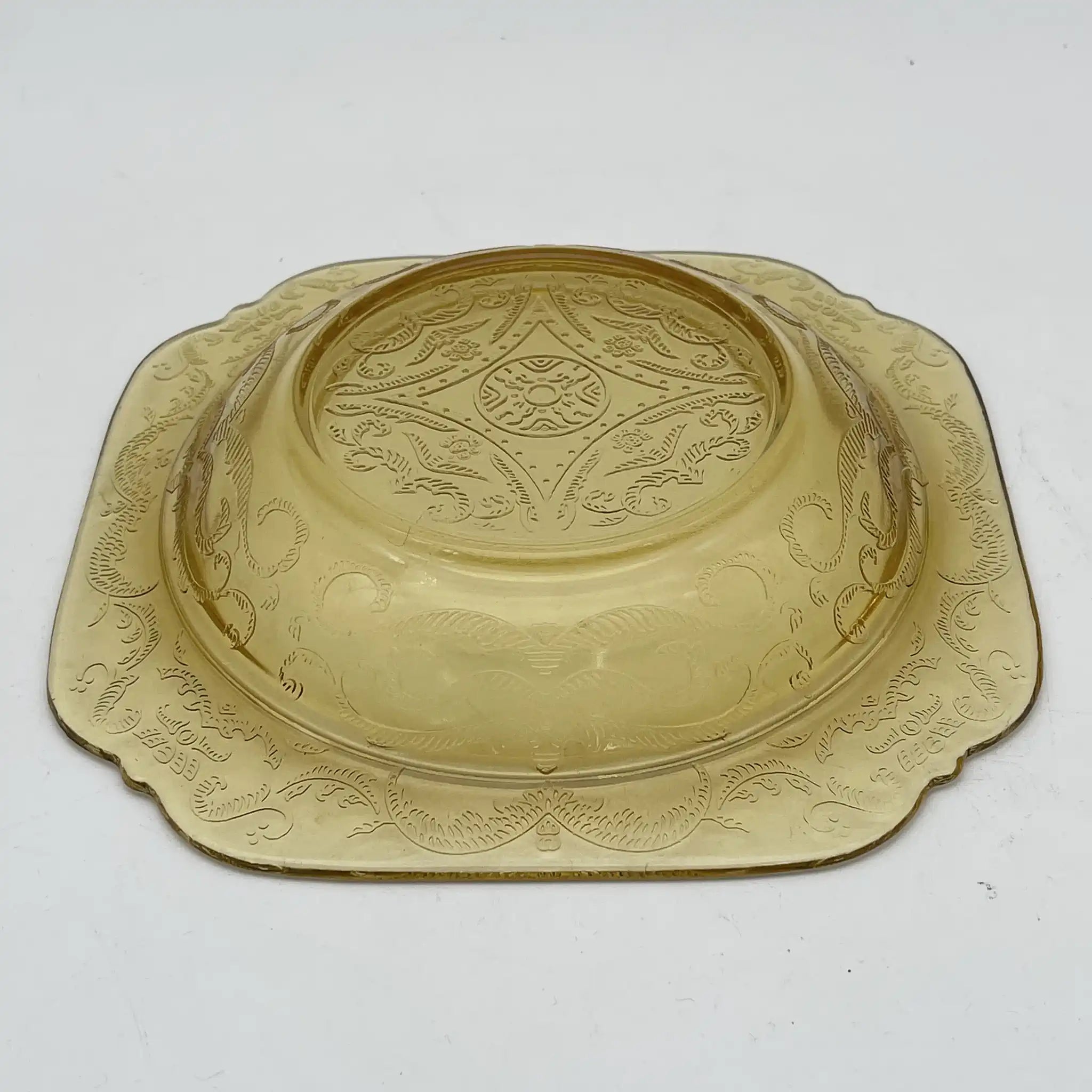 [Vintage] Serving bowl with lid (large bowl) / Federal Glass / Madrid / Recollection / 1976 / Glass / America / Depression glass, embossed molding, amber