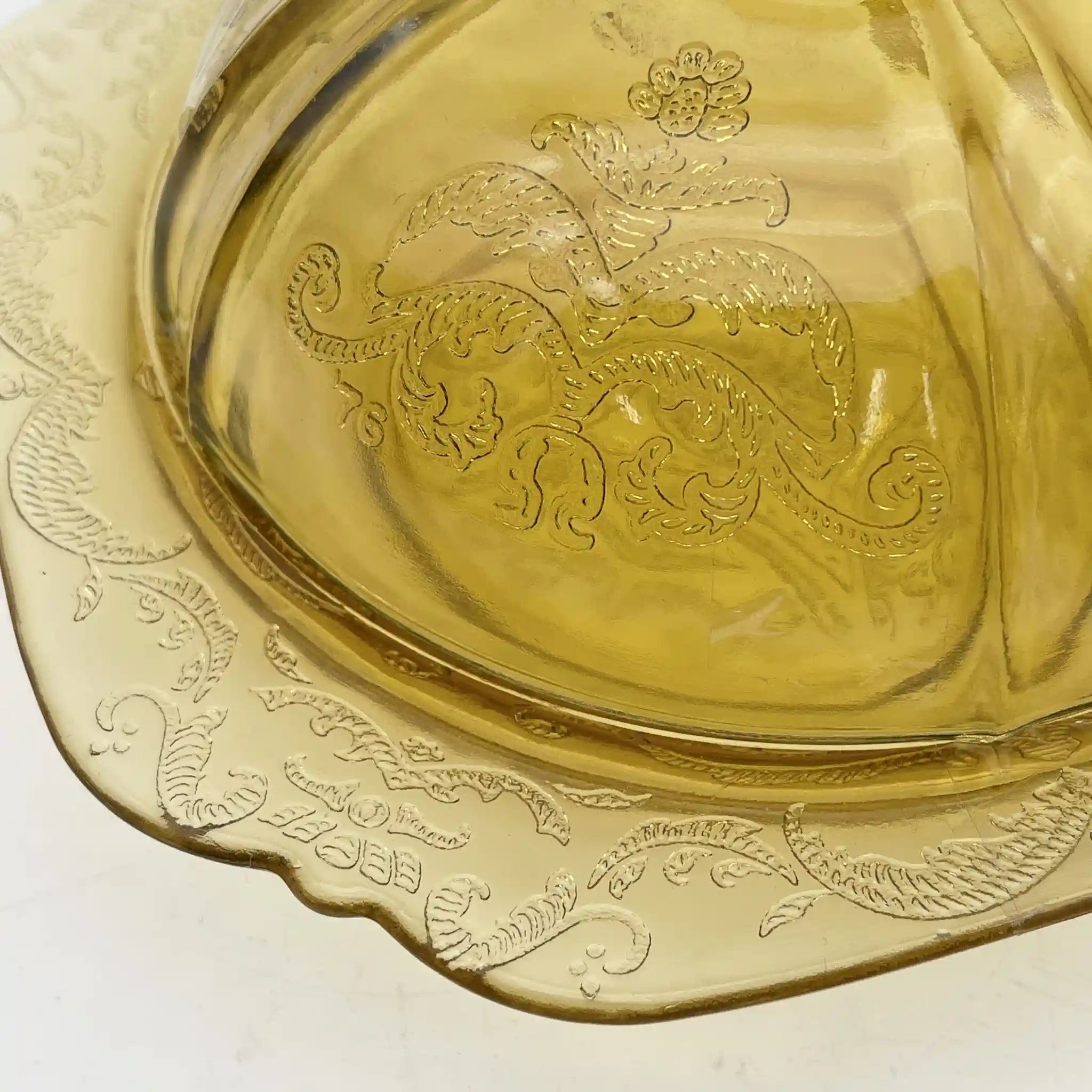 [Vintage] Serving bowl with lid (large bowl) / Federal Glass / Madrid / Recollection / 1976 / Glass / America / Depression glass, embossed molding, amber