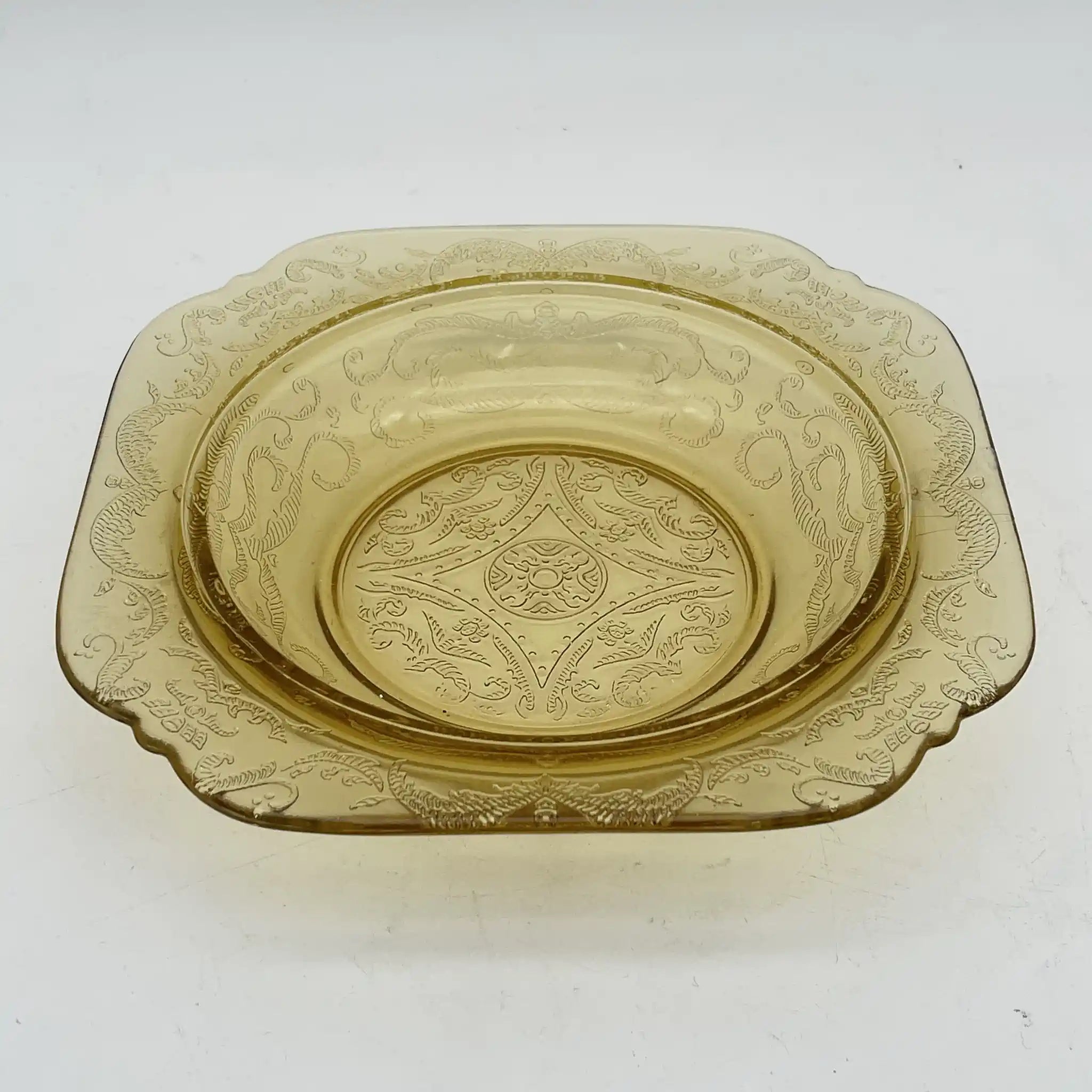 [Vintage] Serving bowl with lid (large bowl) / Federal Glass / Madrid / Recollection / 1976 / Glass / America / Depression glass, embossed molding, amber