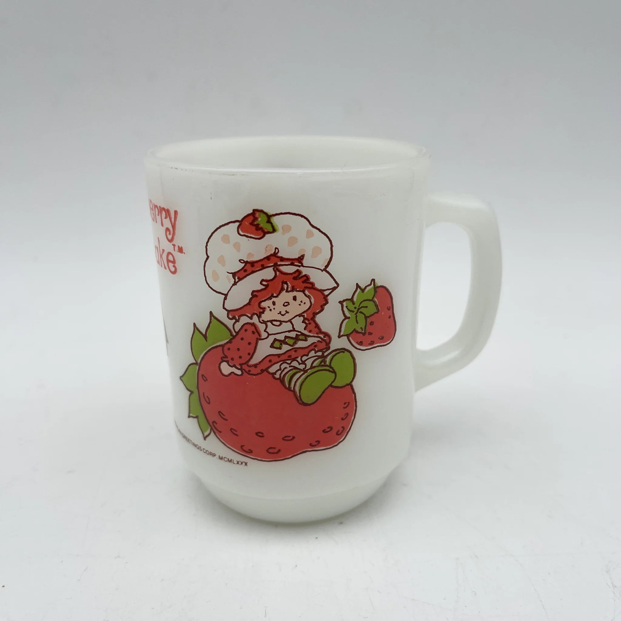 【リユース】 マグカップ / Anchor Hocking (アンカー・ホッキング) / Fire-King / Strawberry Shortcake / 1980s / ミルクガラス / アメリカ / スタッキングマグ, プリントデザイン