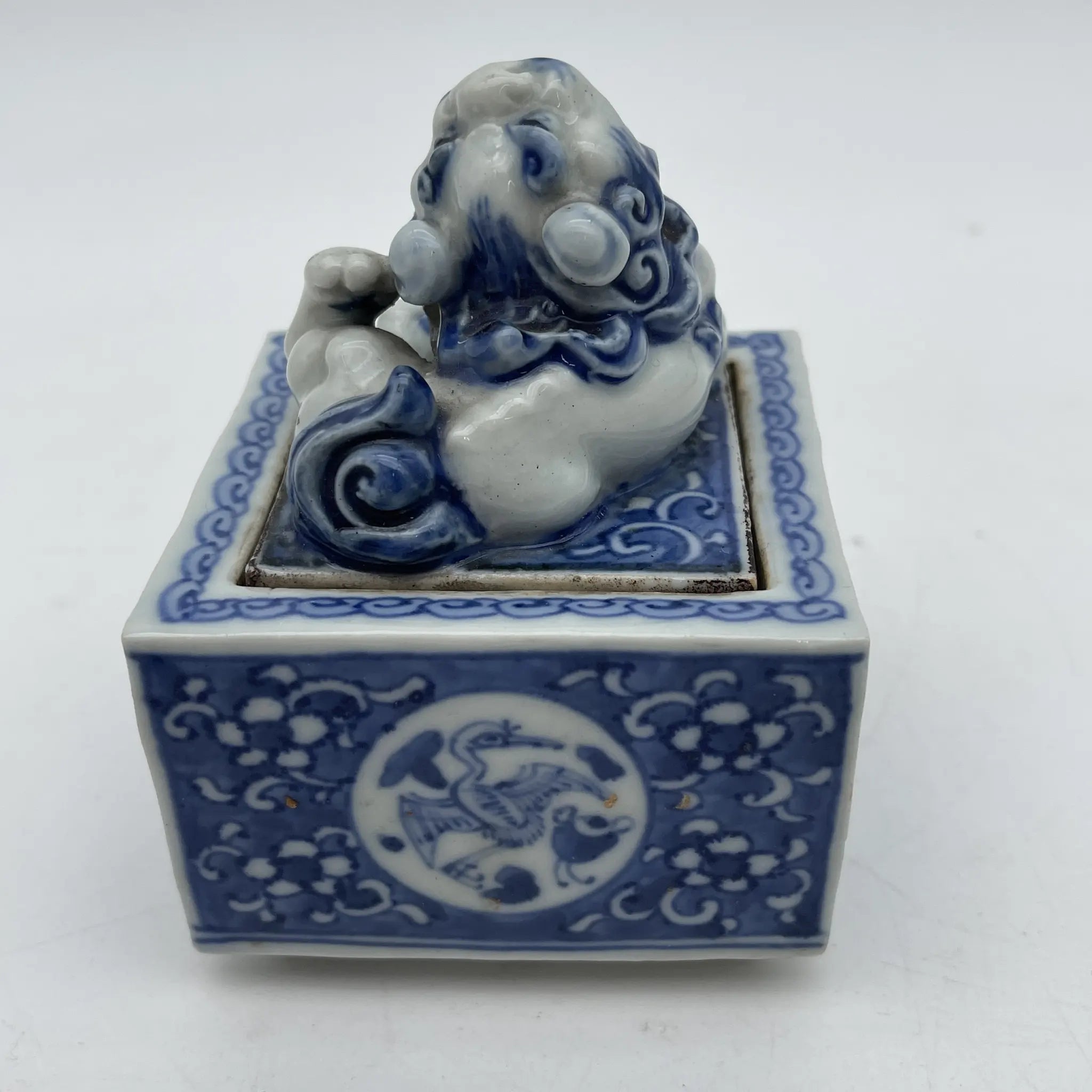[Vintage] Incense burner / Shozui / Estimated mid-late 20C / Porcelain / Japan / Lion, crane, landscape pattern, blue flower