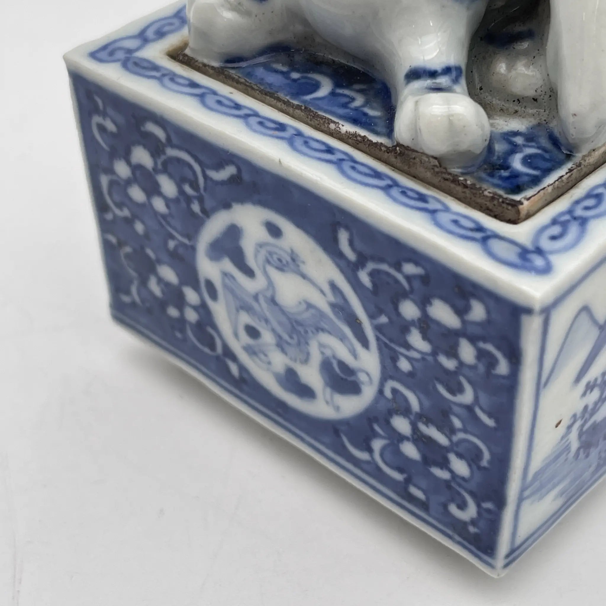 [Vintage] Incense burner / Shozui / Estimated mid-late 20C / Porcelain / Japan / Lion, crane, landscape pattern, blue flower