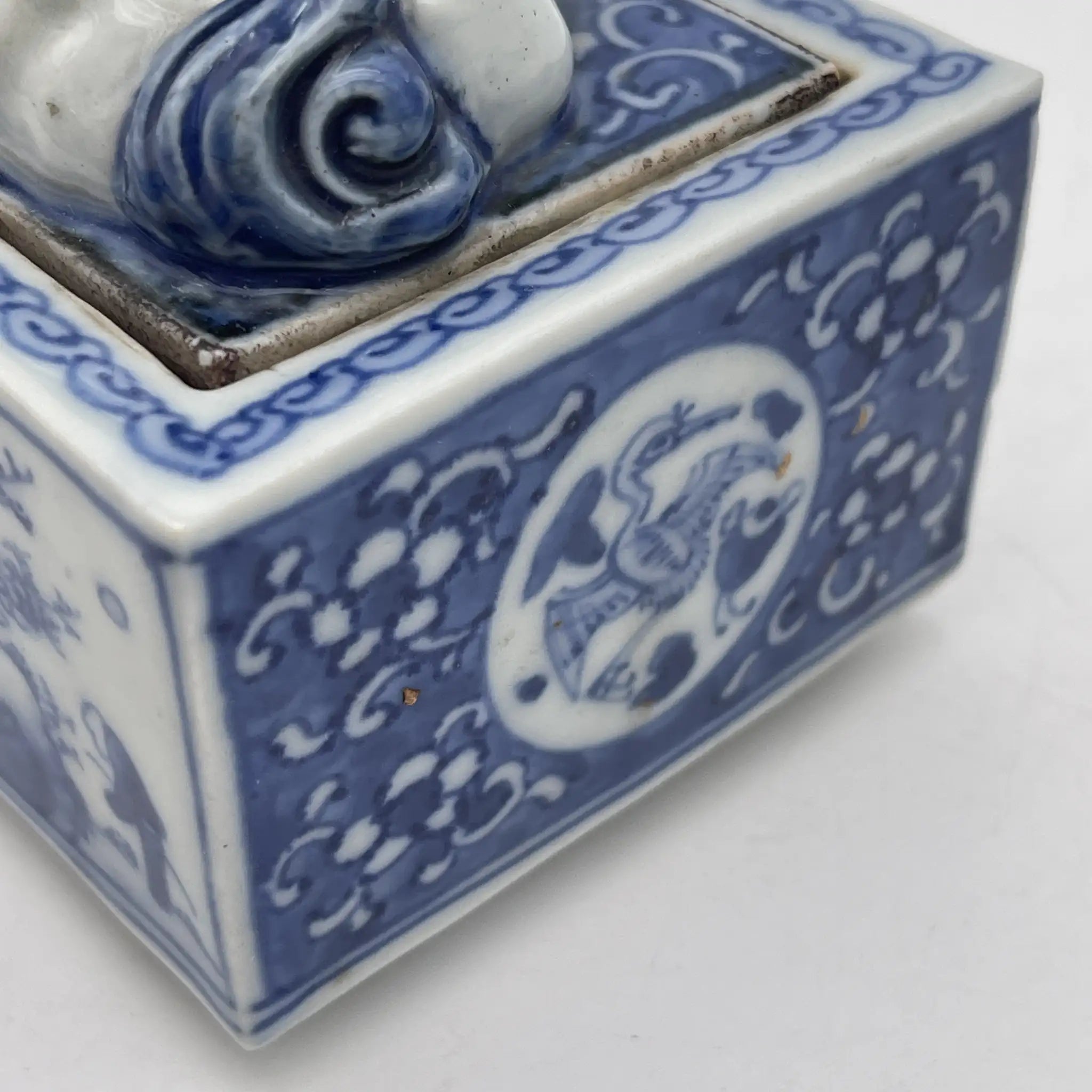 [Vintage] Incense burner / Shozui / Estimated mid-late 20C / Porcelain / Japan / Lion, crane, landscape pattern, blue flower