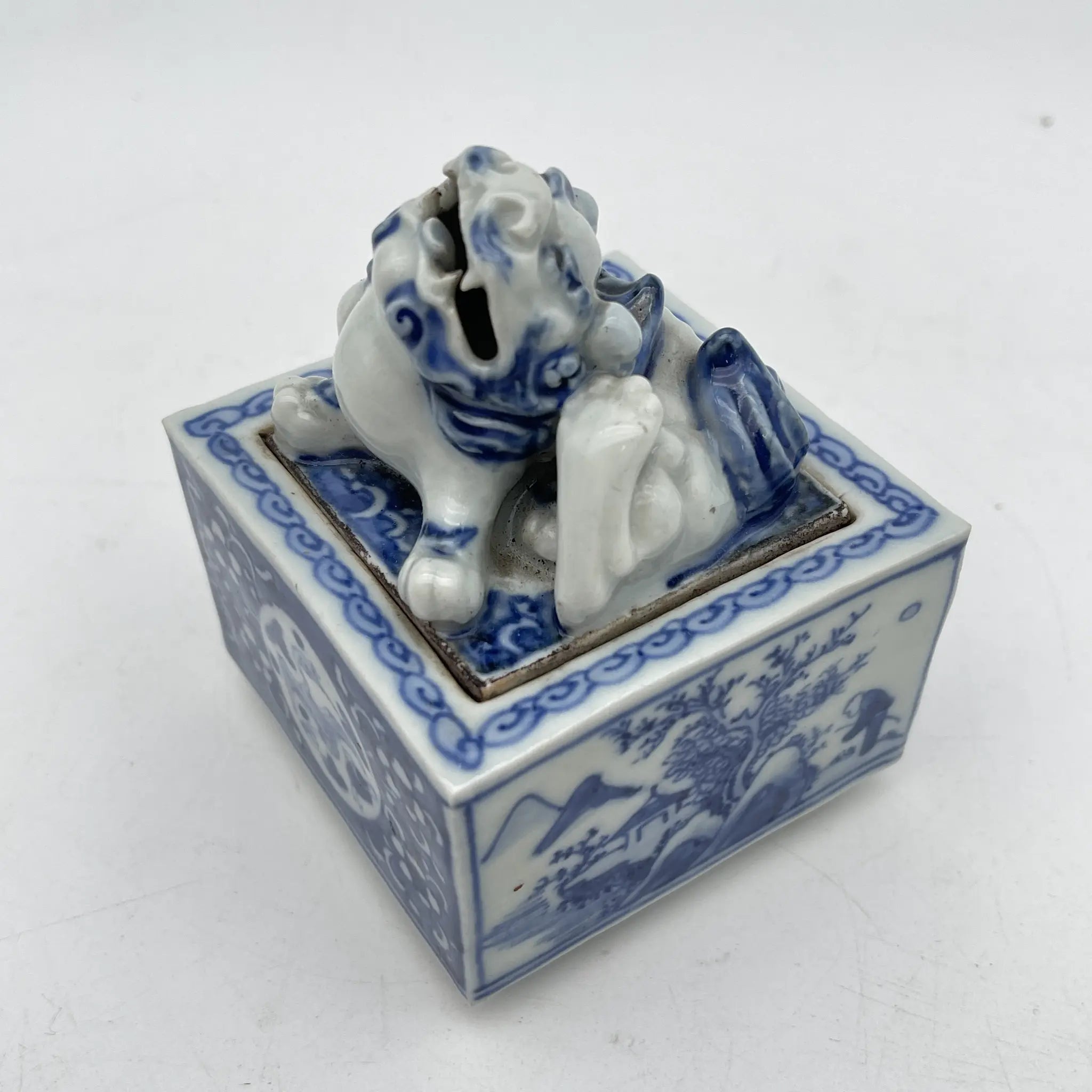 [Vintage] Incense burner / Shozui / Estimated mid-late 20C / Porcelain / Japan / Lion, crane, landscape pattern, blue flower