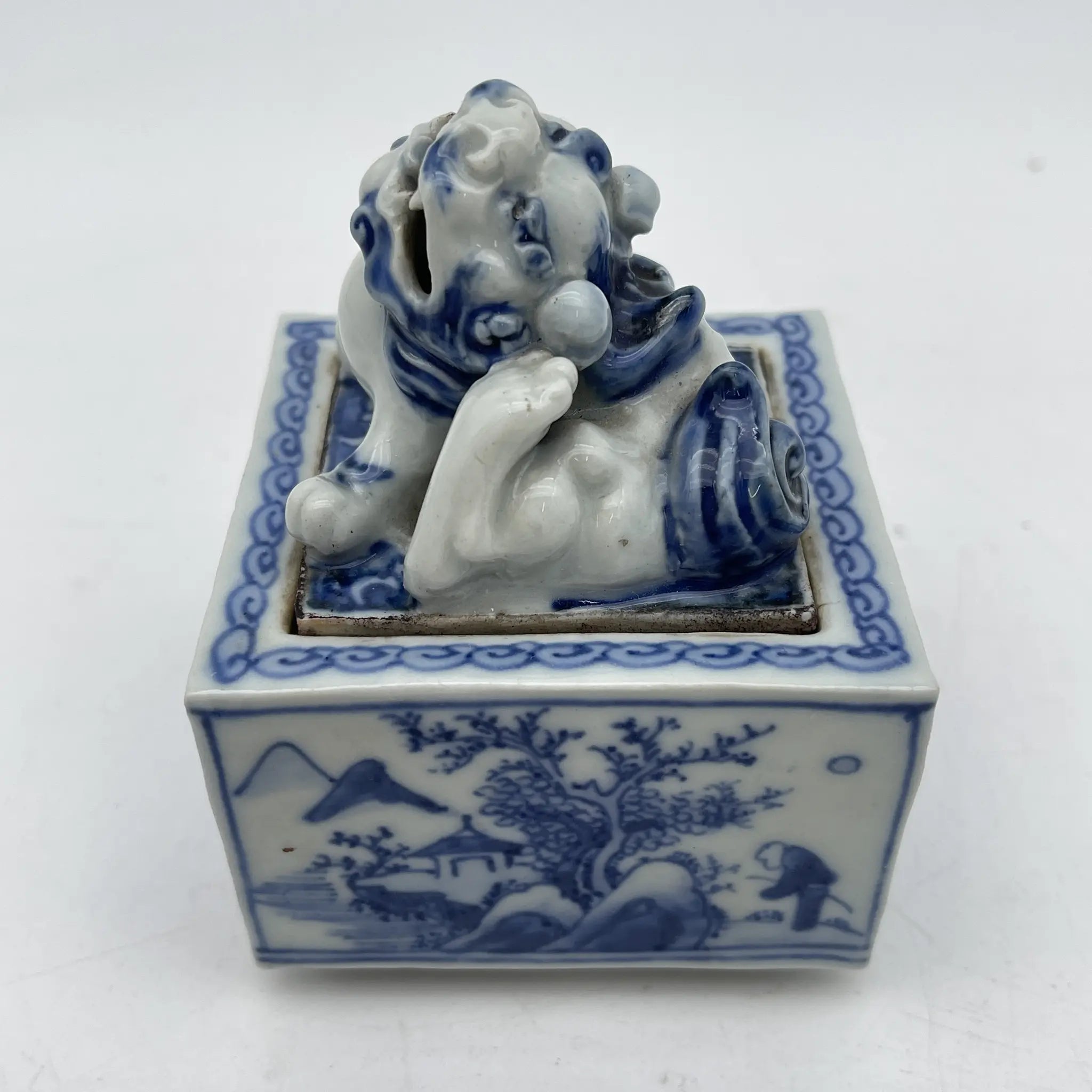[Vintage] Incense burner / Shozui / Estimated mid-late 20C / Porcelain / Japan / Lion, crane, landscape pattern, blue flower