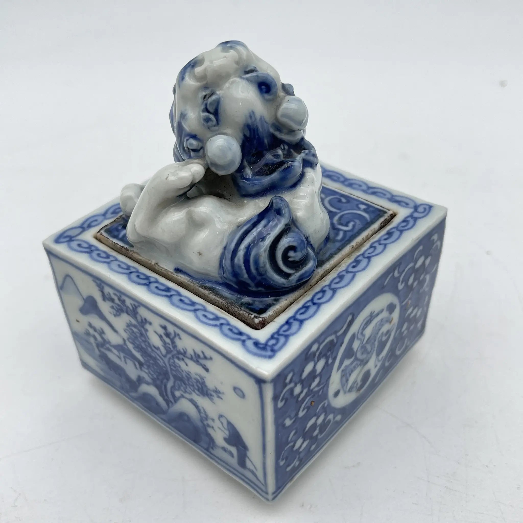[Vintage] Incense burner / Shozui / Estimated mid-late 20C / Porcelain / Japan / Lion, crane, landscape pattern, blue flower