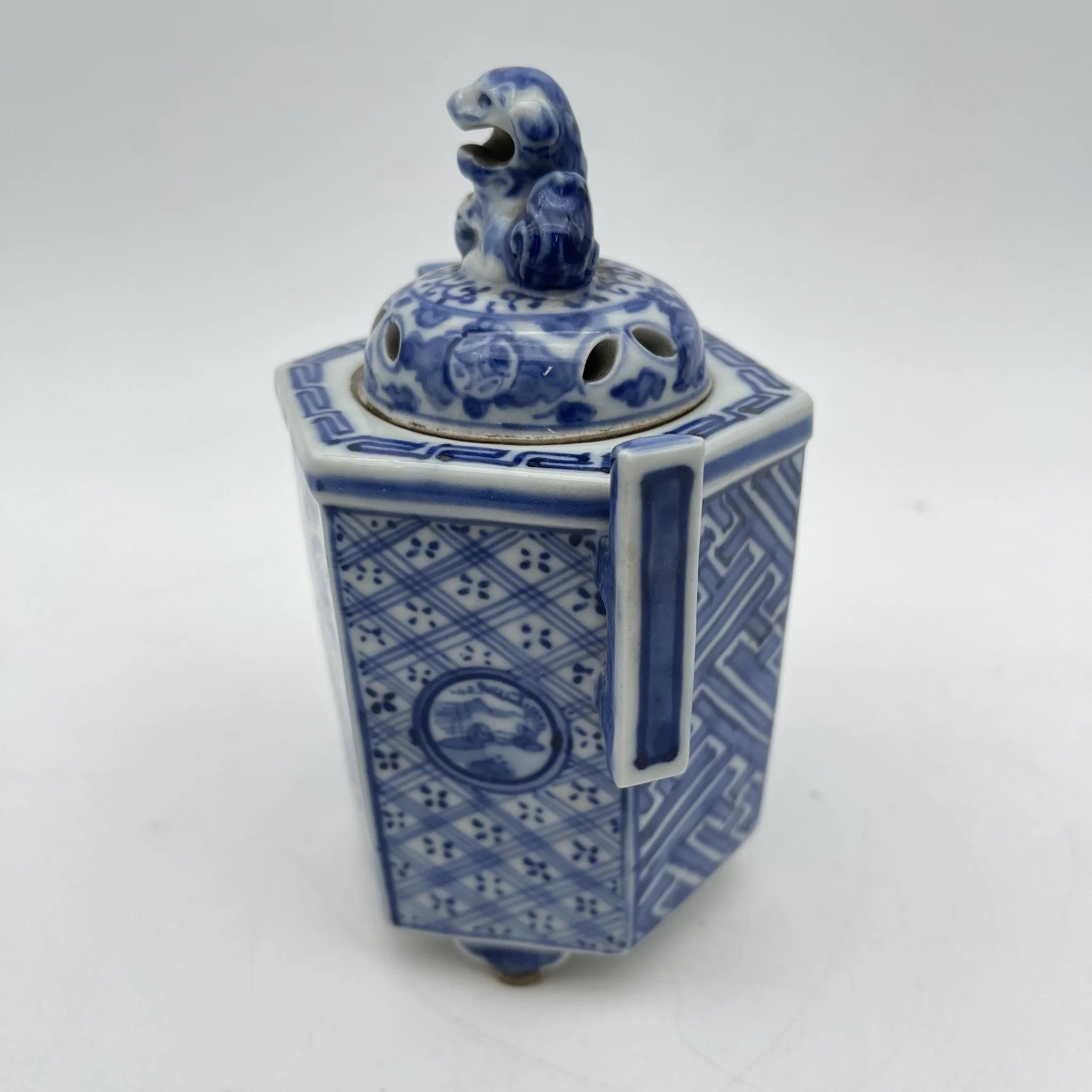 [Vintage] Incense burner / Shozui / Estimated mid-late 20C / Porcelain / Japan / Lion, phoenix, blue flower