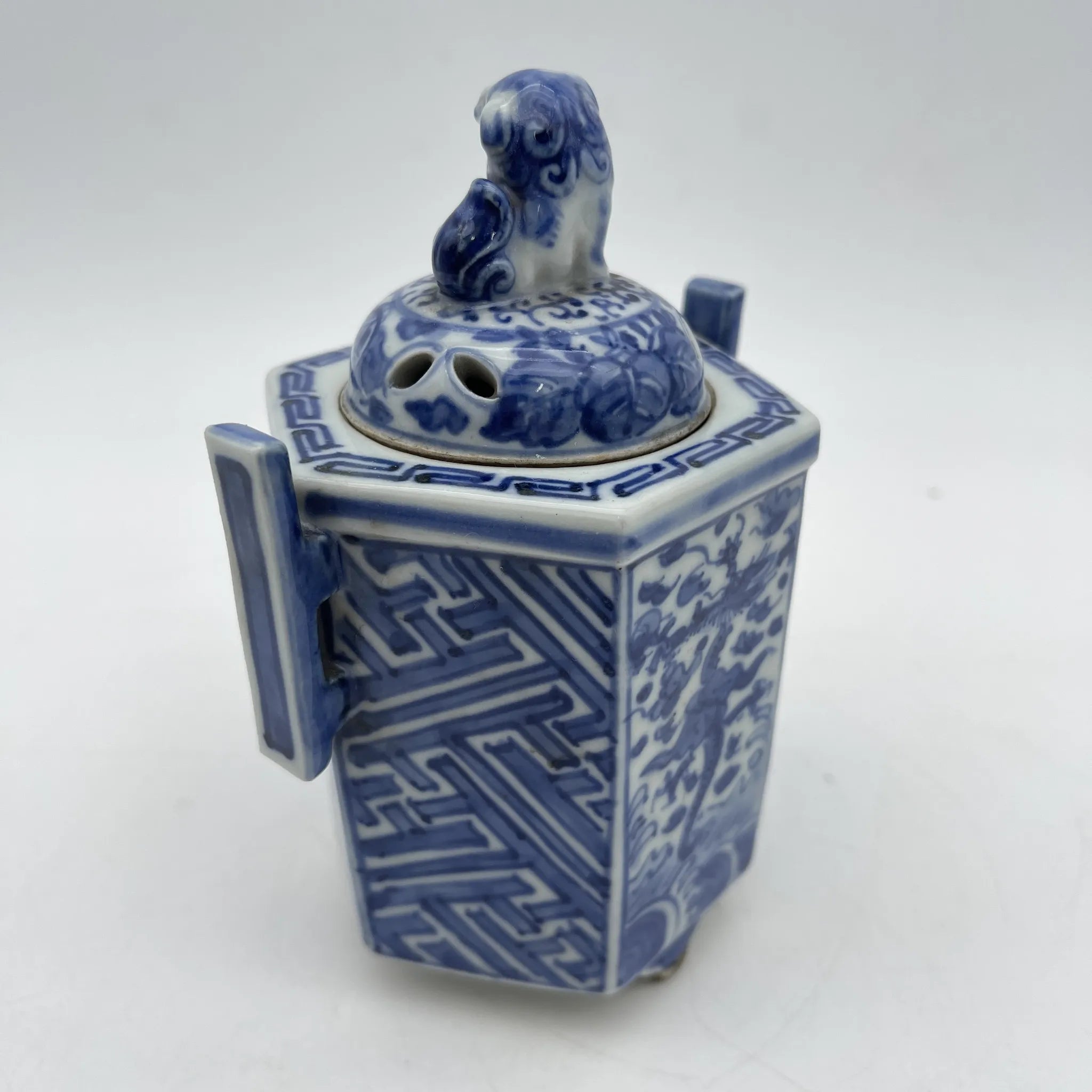 [Vintage] Incense burner / Shozui / Estimated mid-late 20C / Porcelain / Japan / Lion, phoenix, blue flower