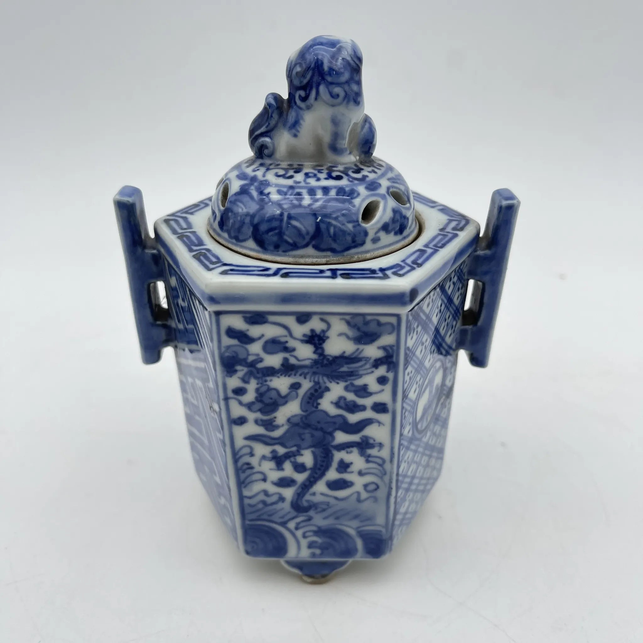 [Vintage] Incense burner / Shozui / Estimated mid-late 20C / Porcelain / Japan / Lion, phoenix, blue flower